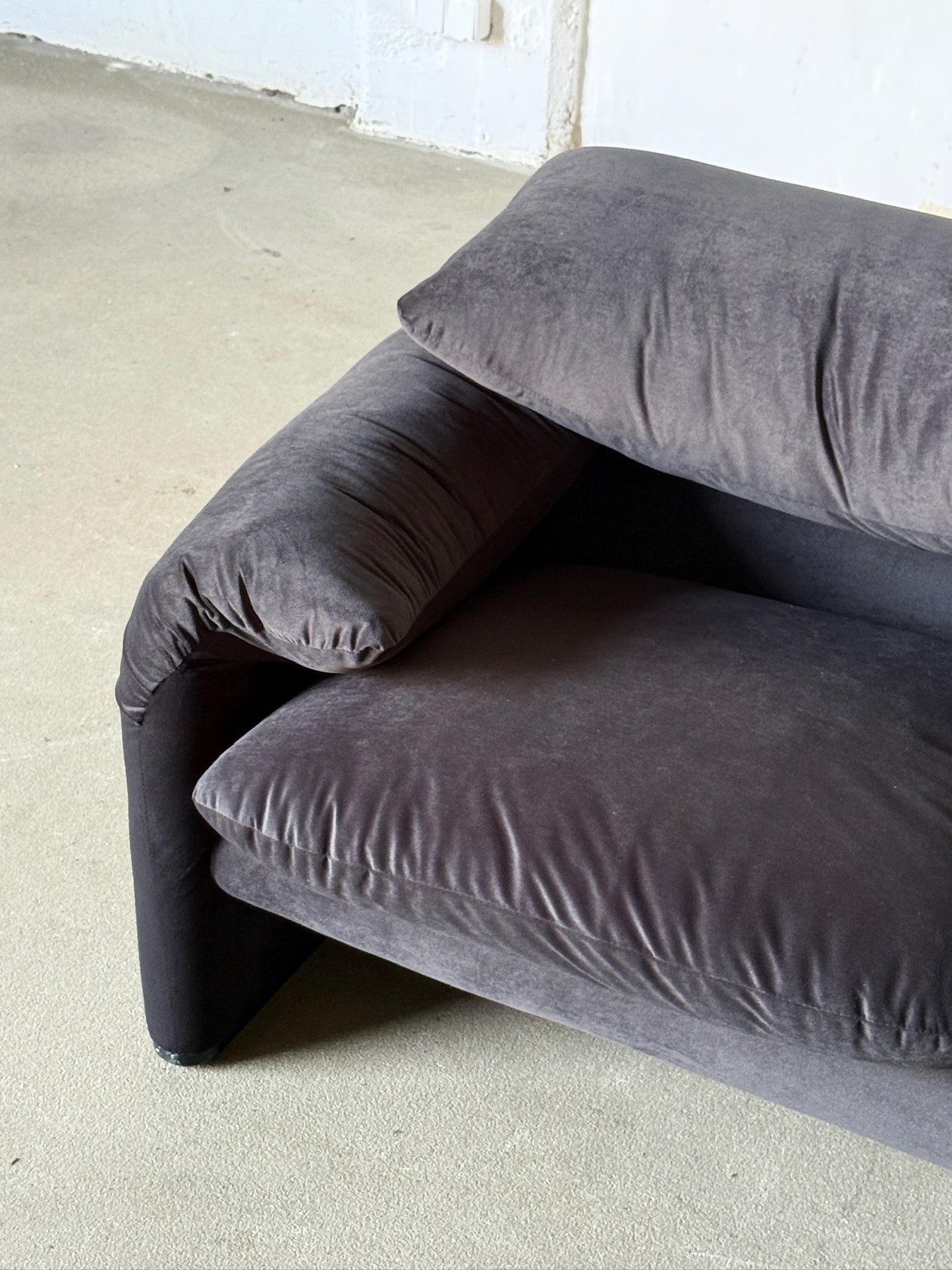 MARALUNGA black velvet sofa
