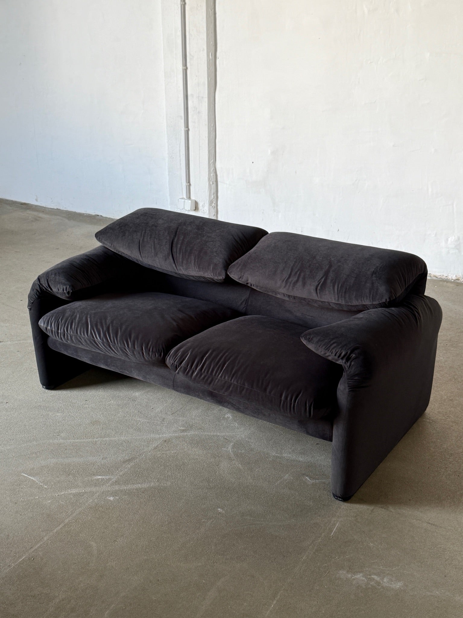 MARALUNGA black velvet sofa