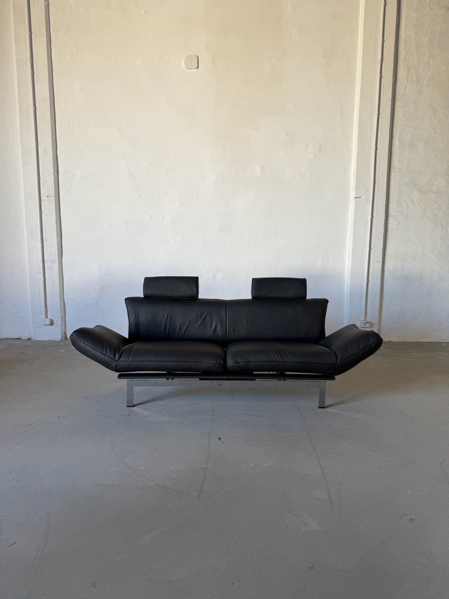 DS-140 black leather sofa
