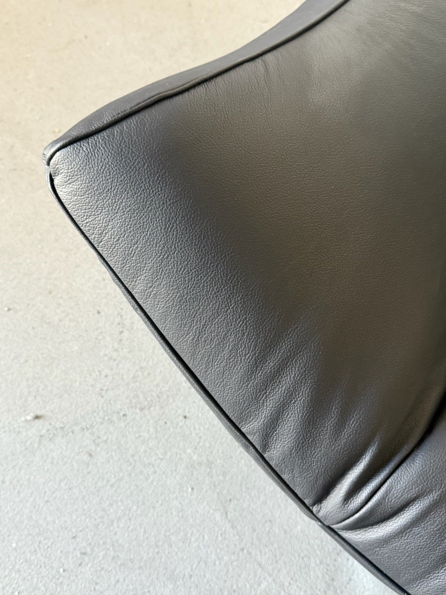 DS-140 black leather sofa