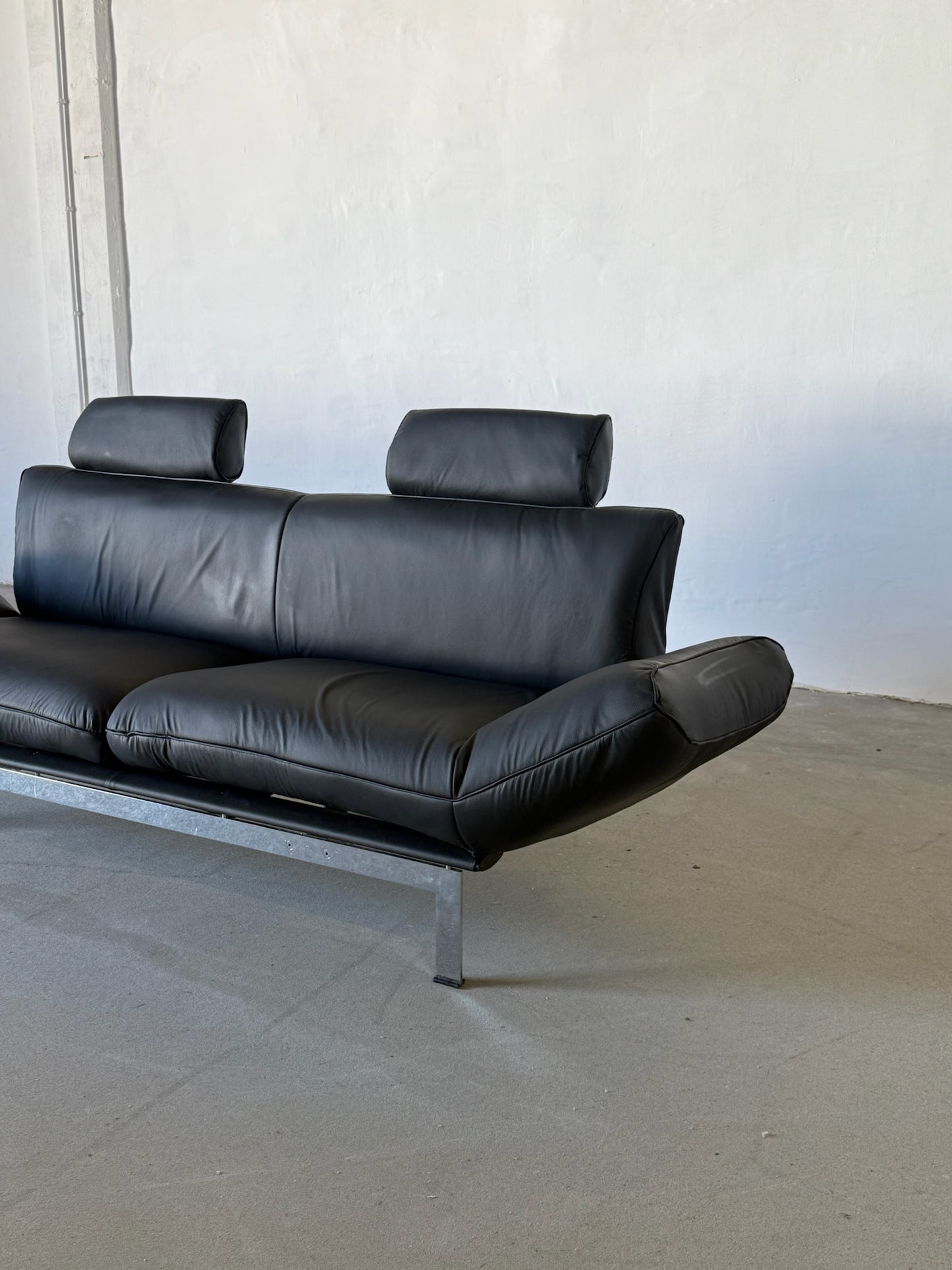 DS-140 black leather sofa