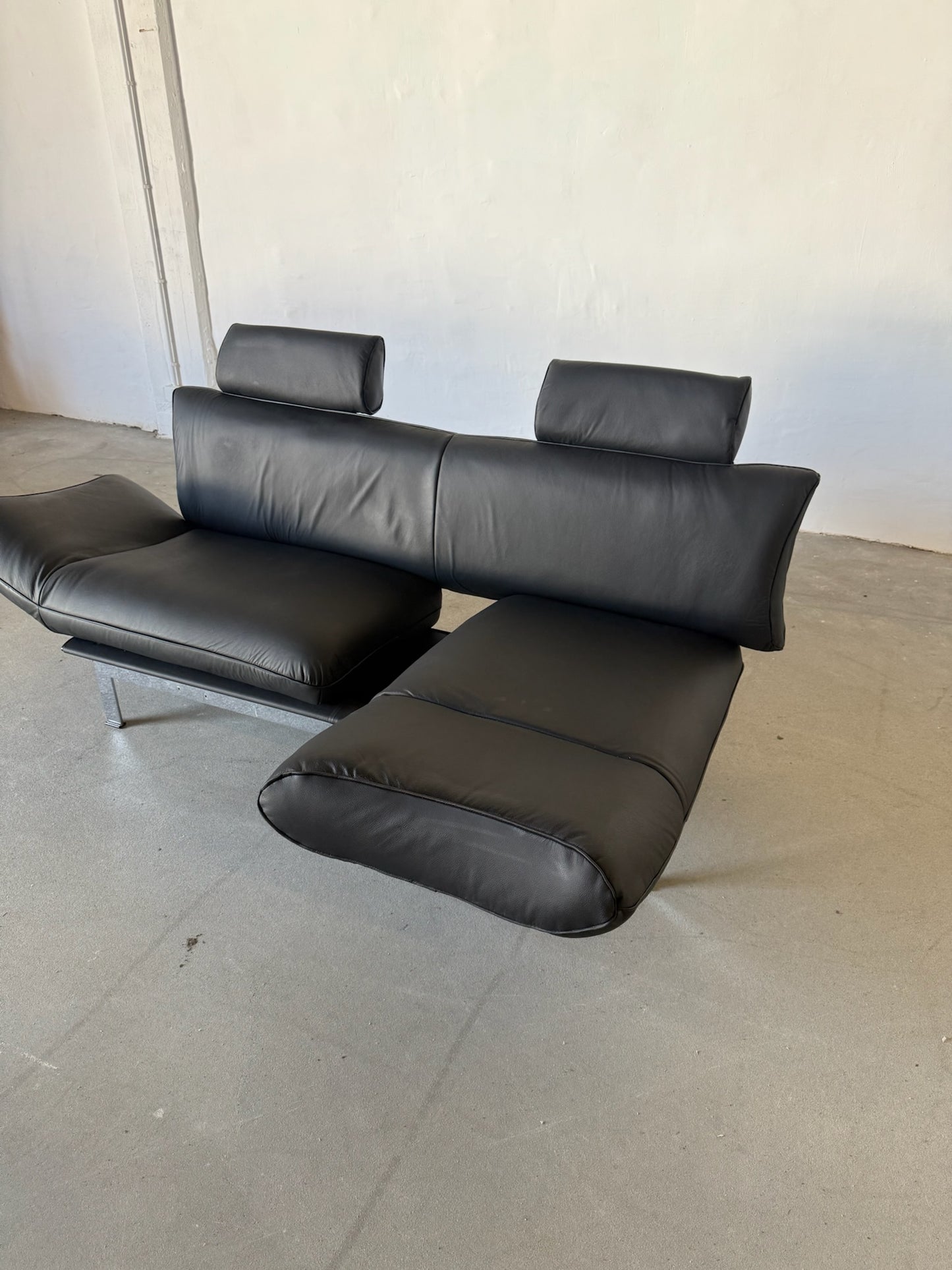 DS-140 black leather sofa