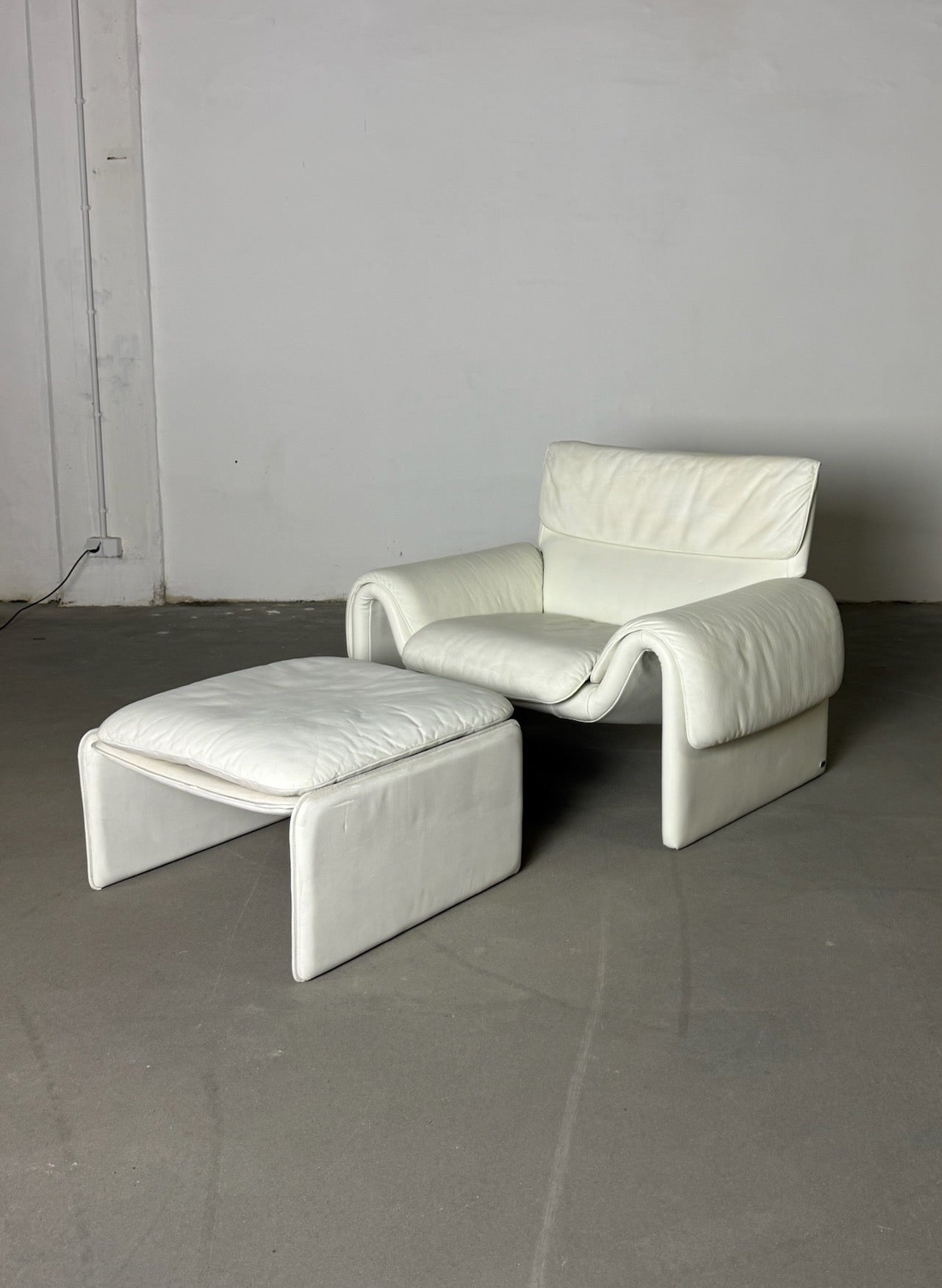 DS-2011 leather armchair with footrest
