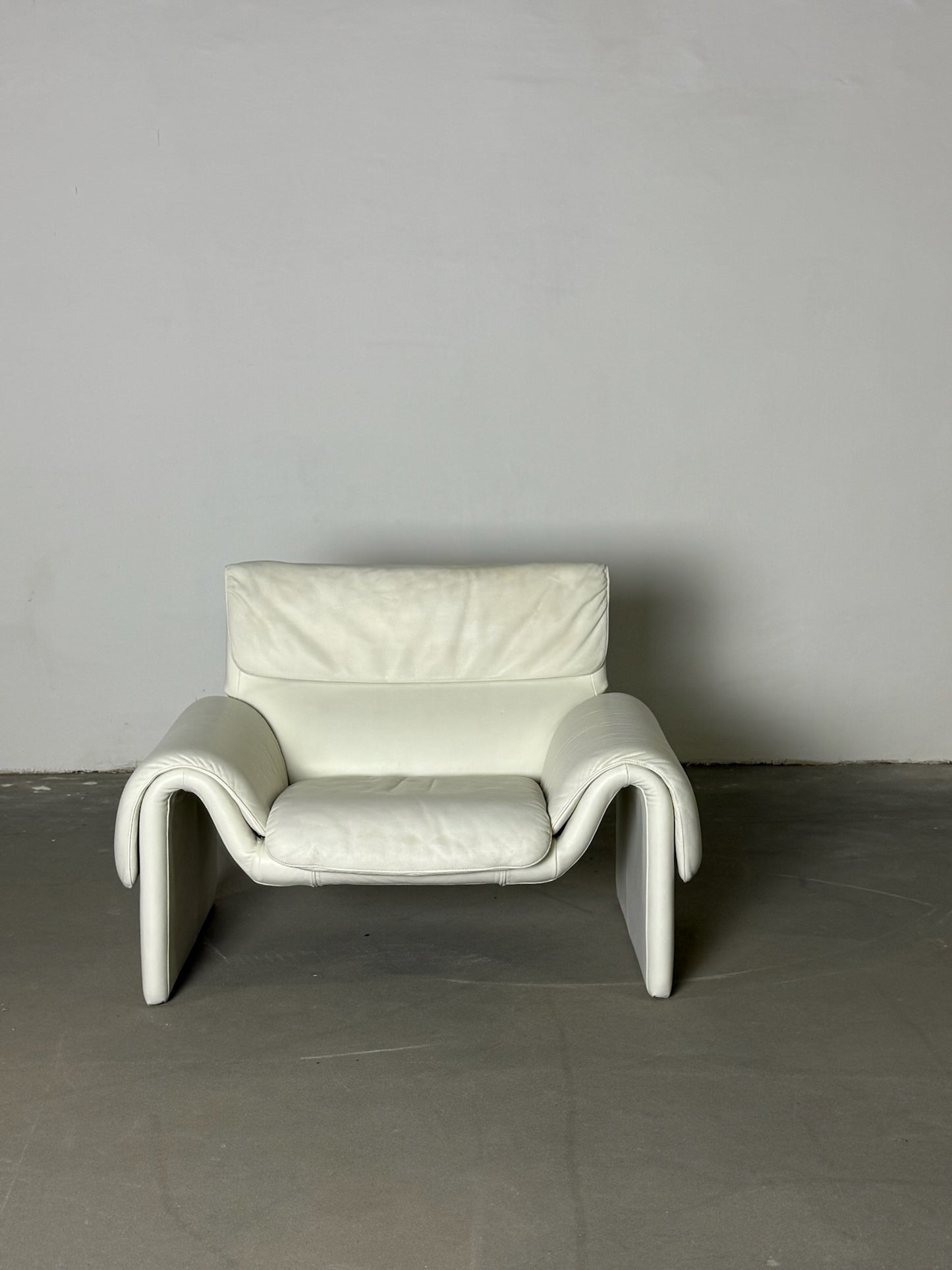 DS-2011 leather armchair with footrest