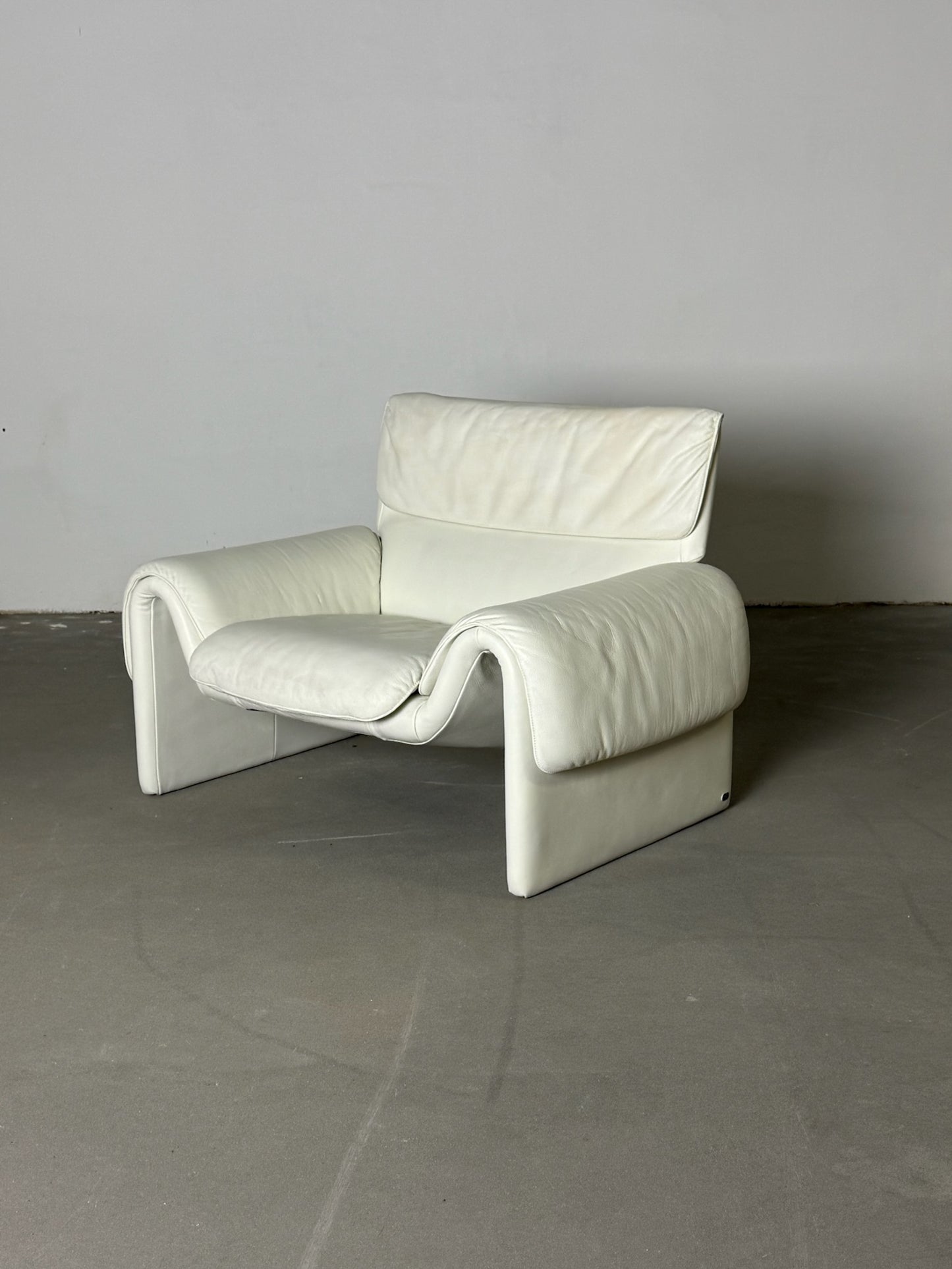 DS-2011 leather armchair with footrest