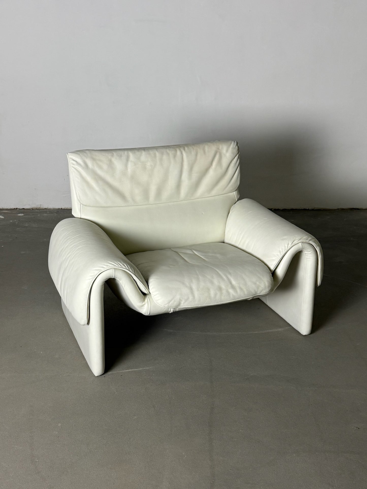 DS-2011 leather armchair with footrest