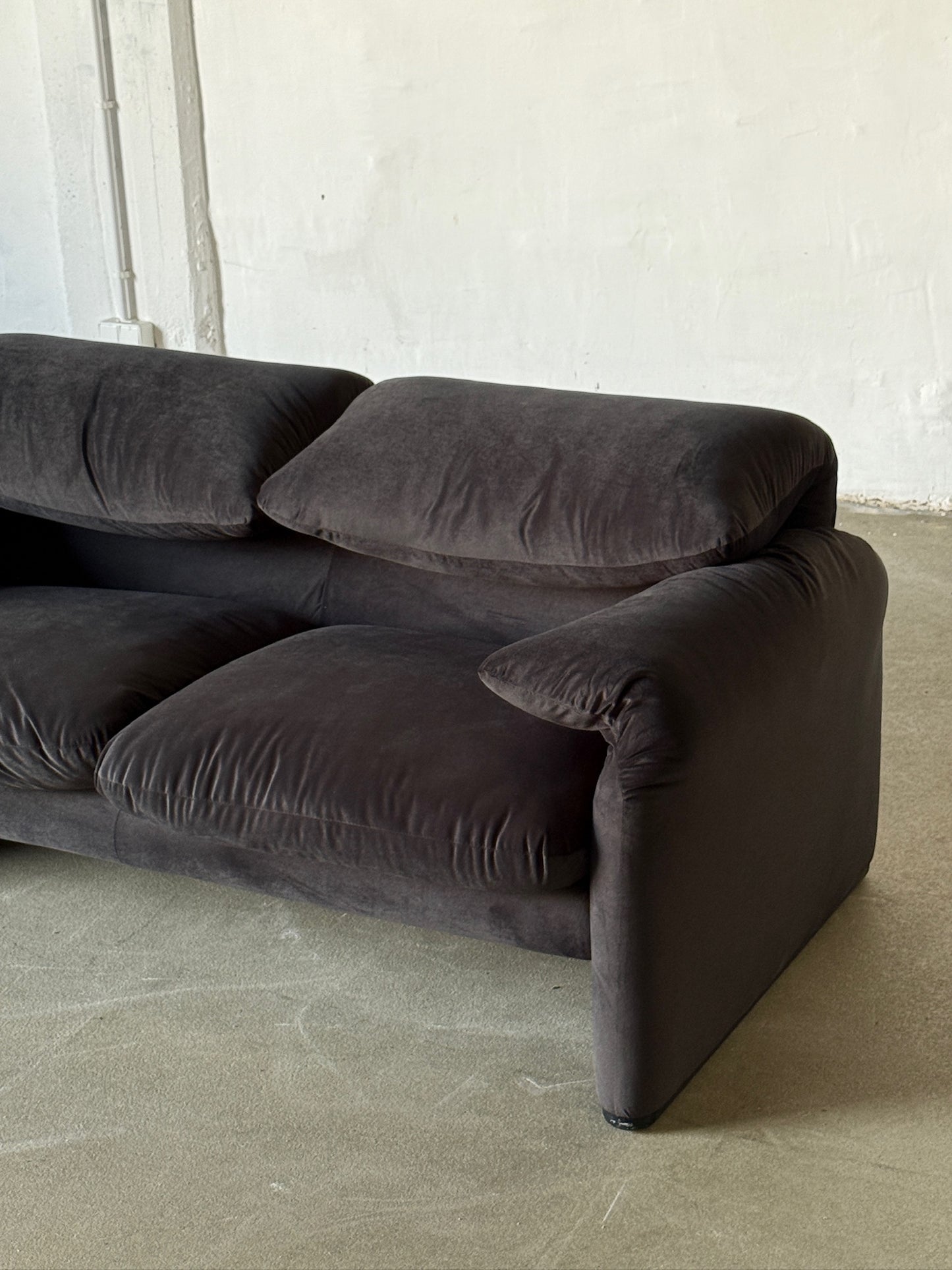 MARALUNGA black velvet sofa