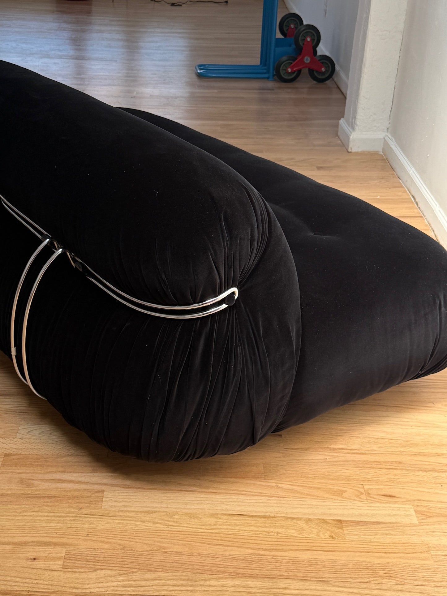 SORIANA black velvet sofa