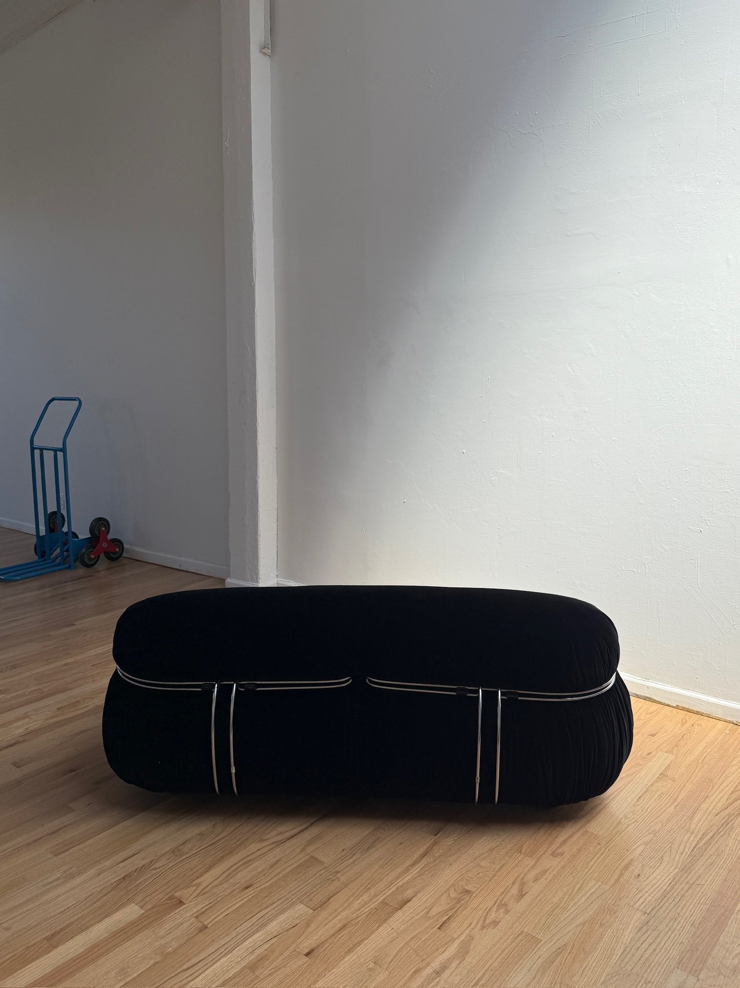 SORIANA black velvet sofa