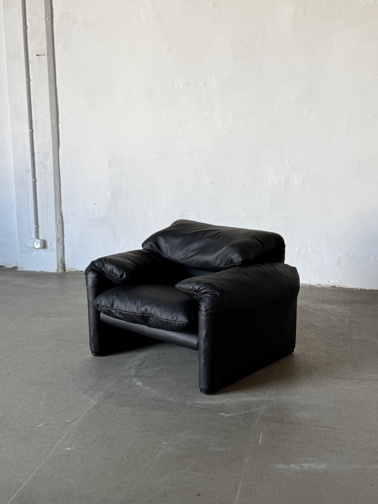 MARALUNGA black leather armchair