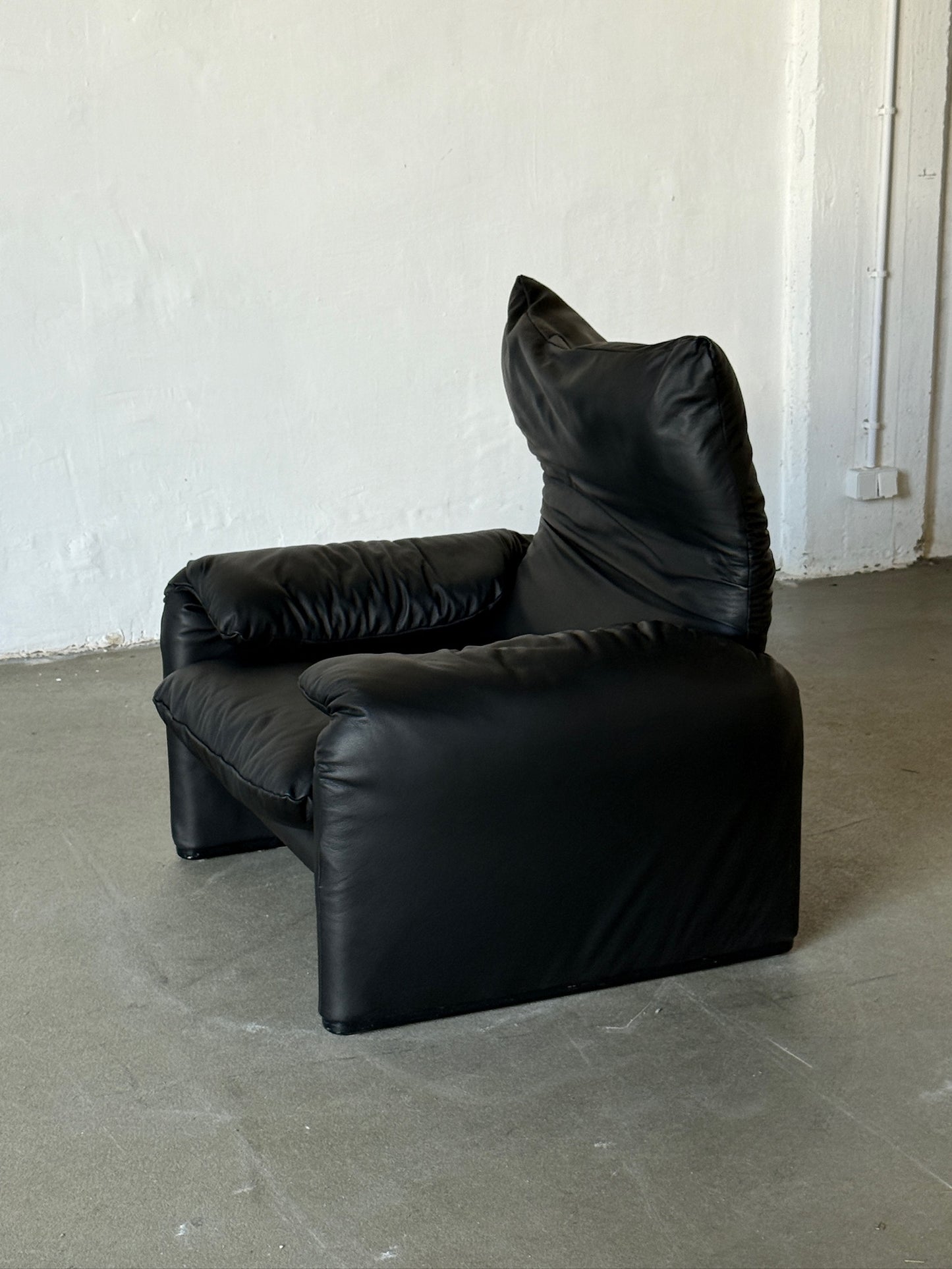 MARALUNGA black leather armchair