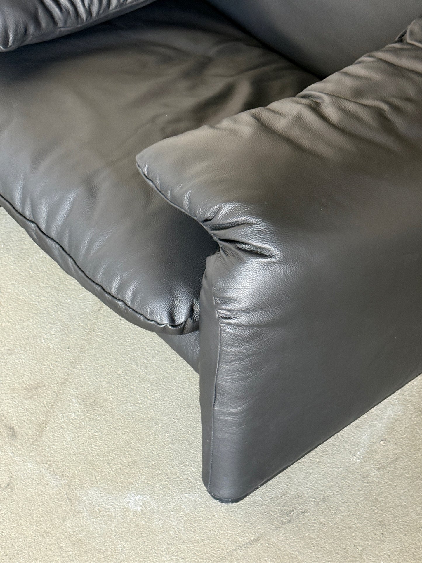 MARALUNGA black leather armchair