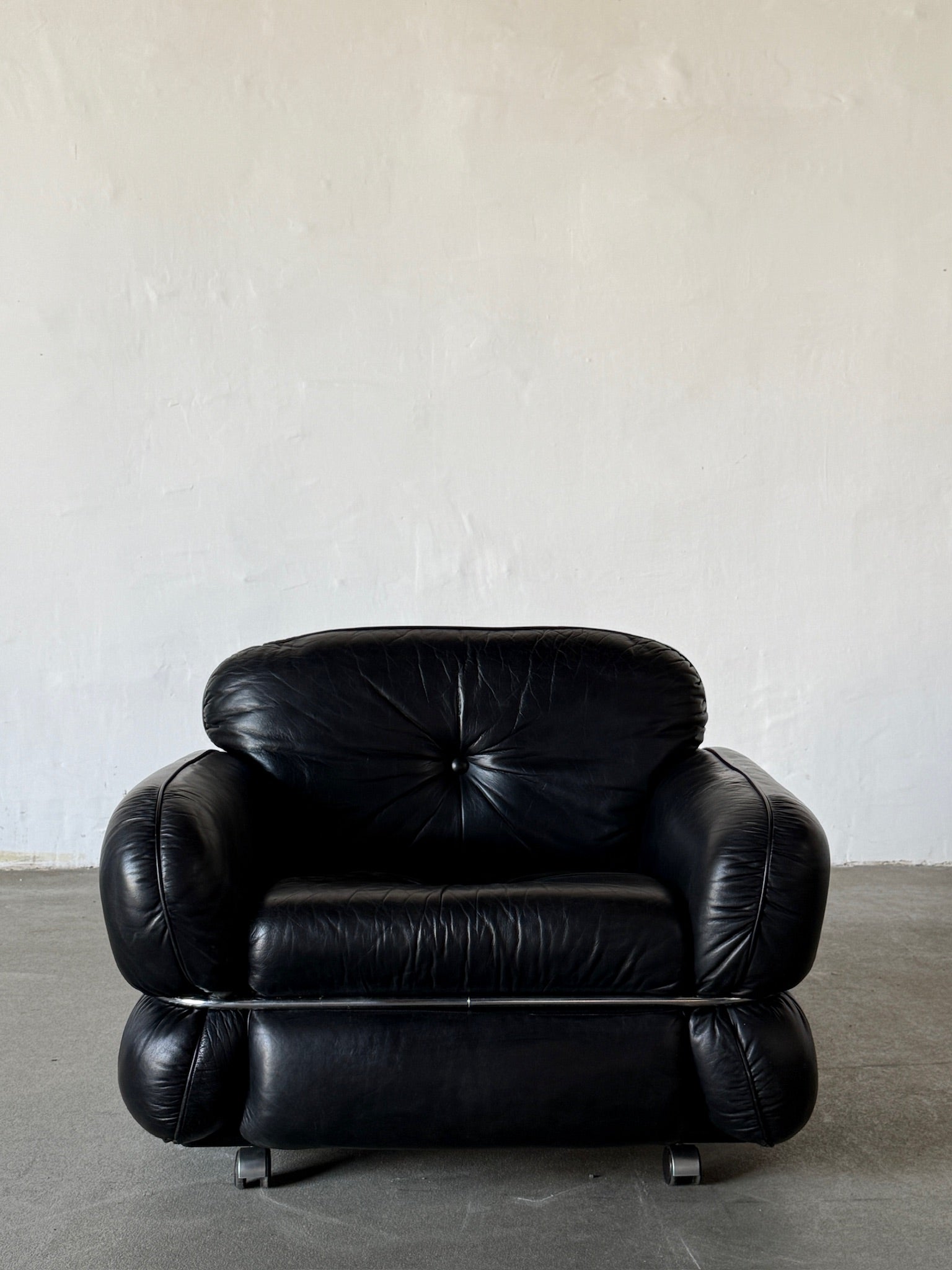 HANNIBAL black leather armchair