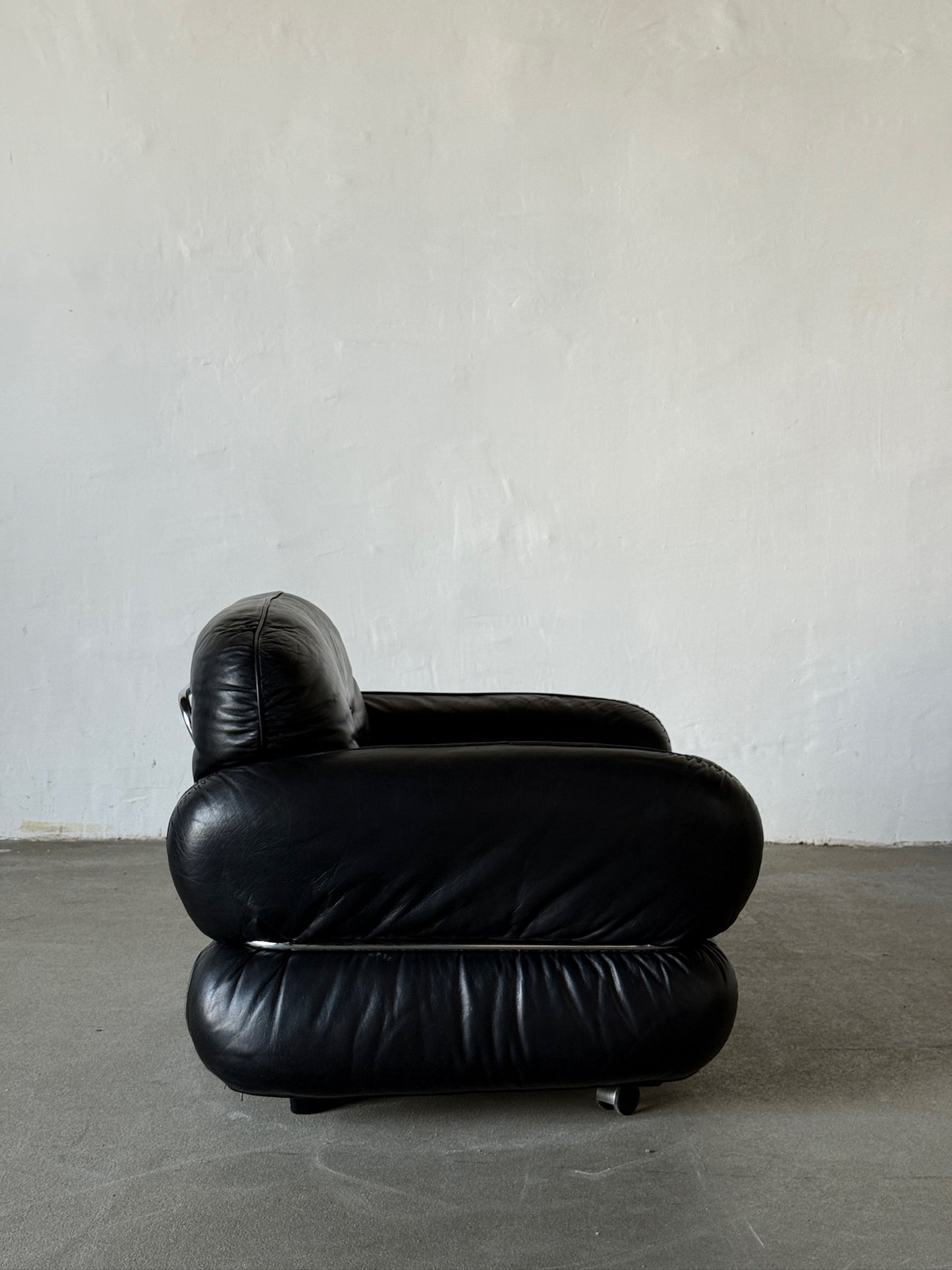 HANNIBAL black leather armchair