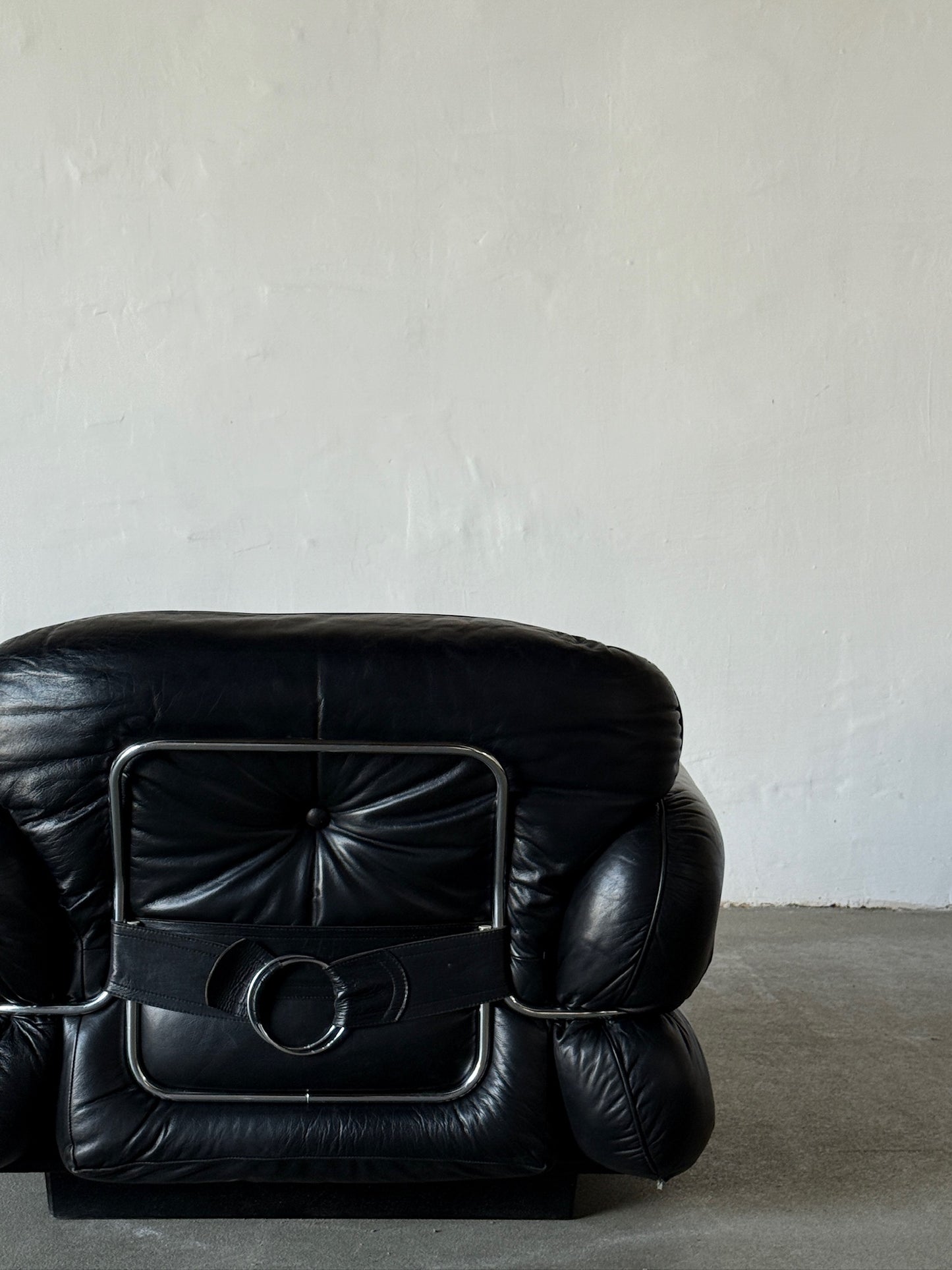 HANNIBAL black leather armchair