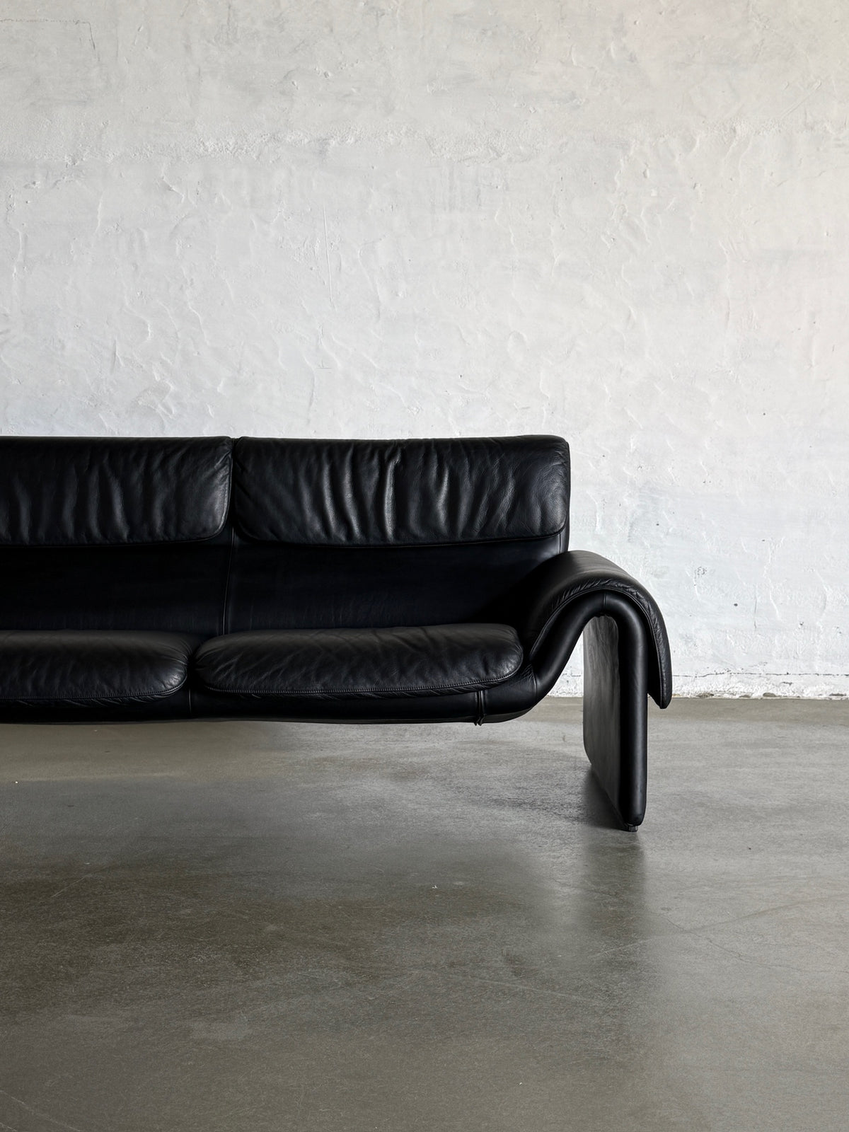 DS-2011 black leather sofa