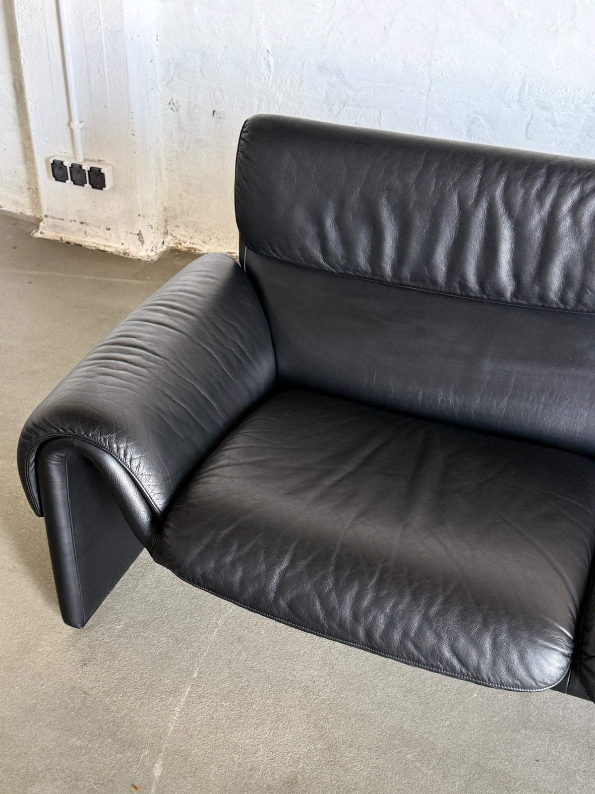 DS-2011 black leather sofa