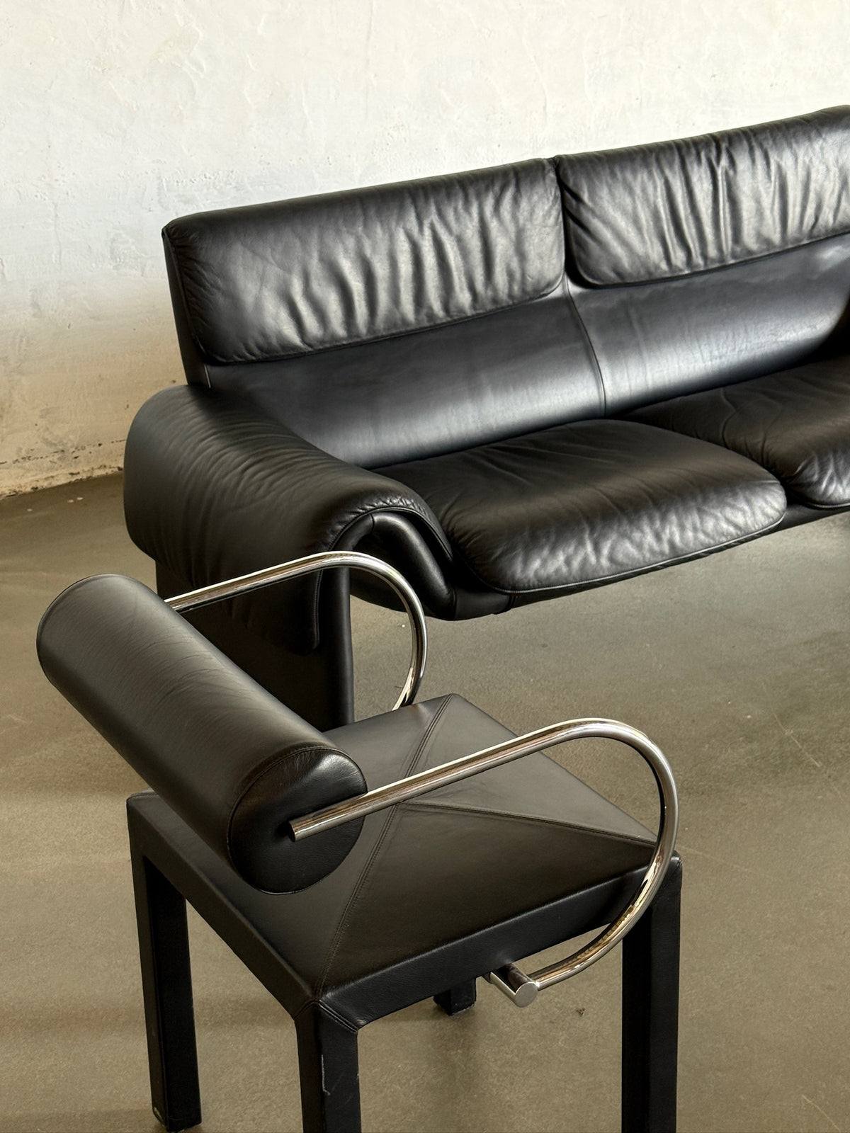 DS-2011 black leather sofa