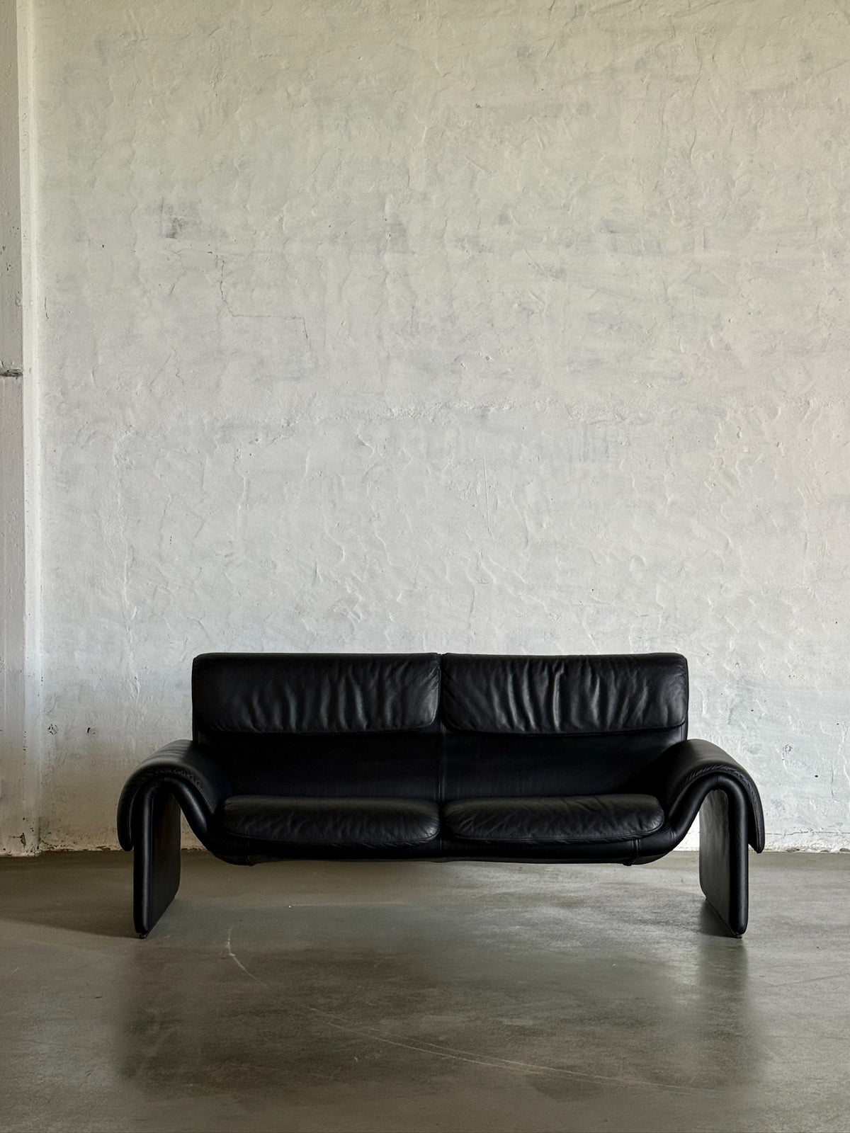 DS-2011 black leather sofa
