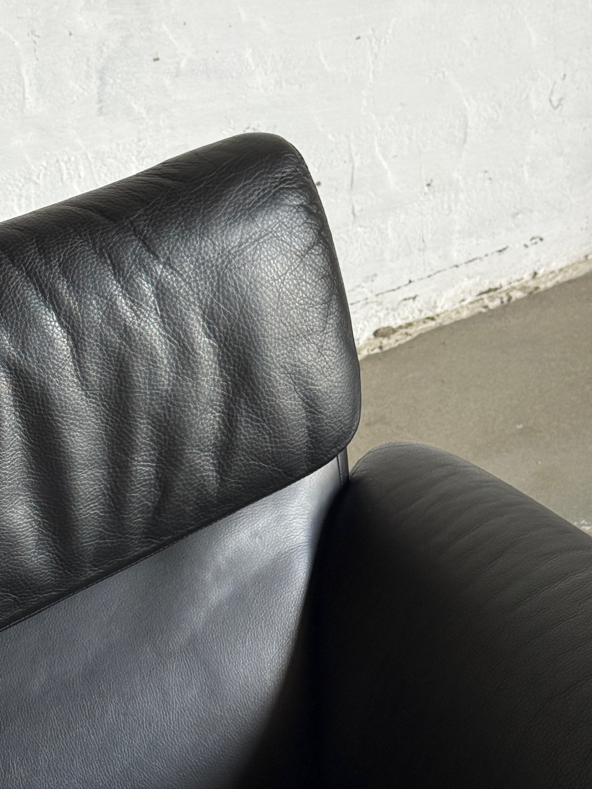 DS-2011 black leather sofa