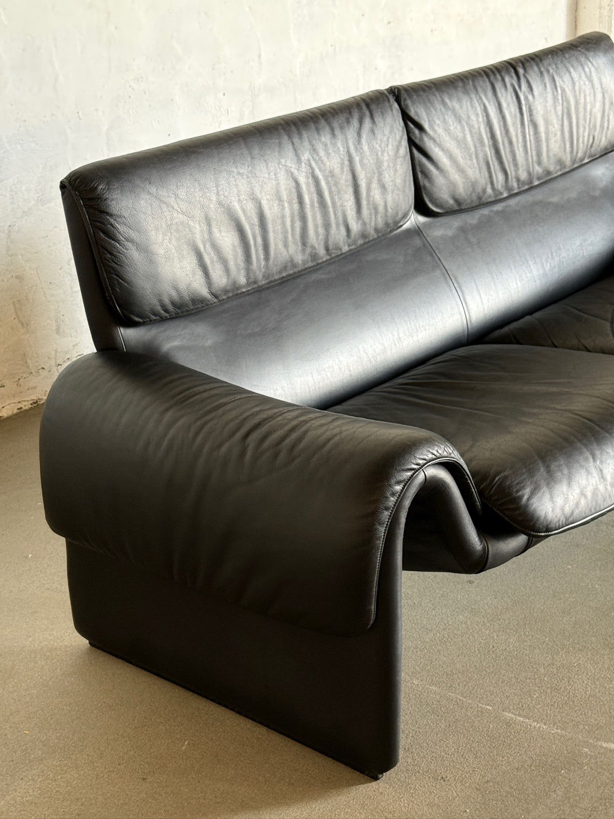 DS-2011 black leather sofa