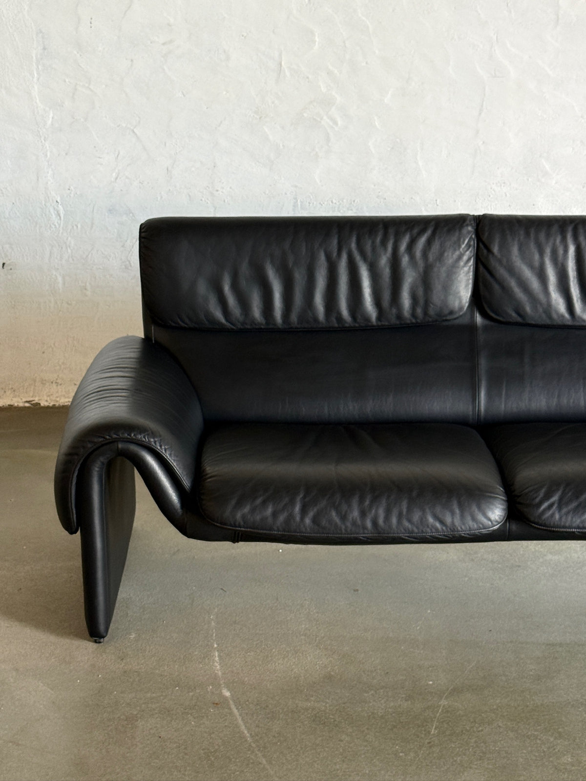 DS-2011 black leather sofa