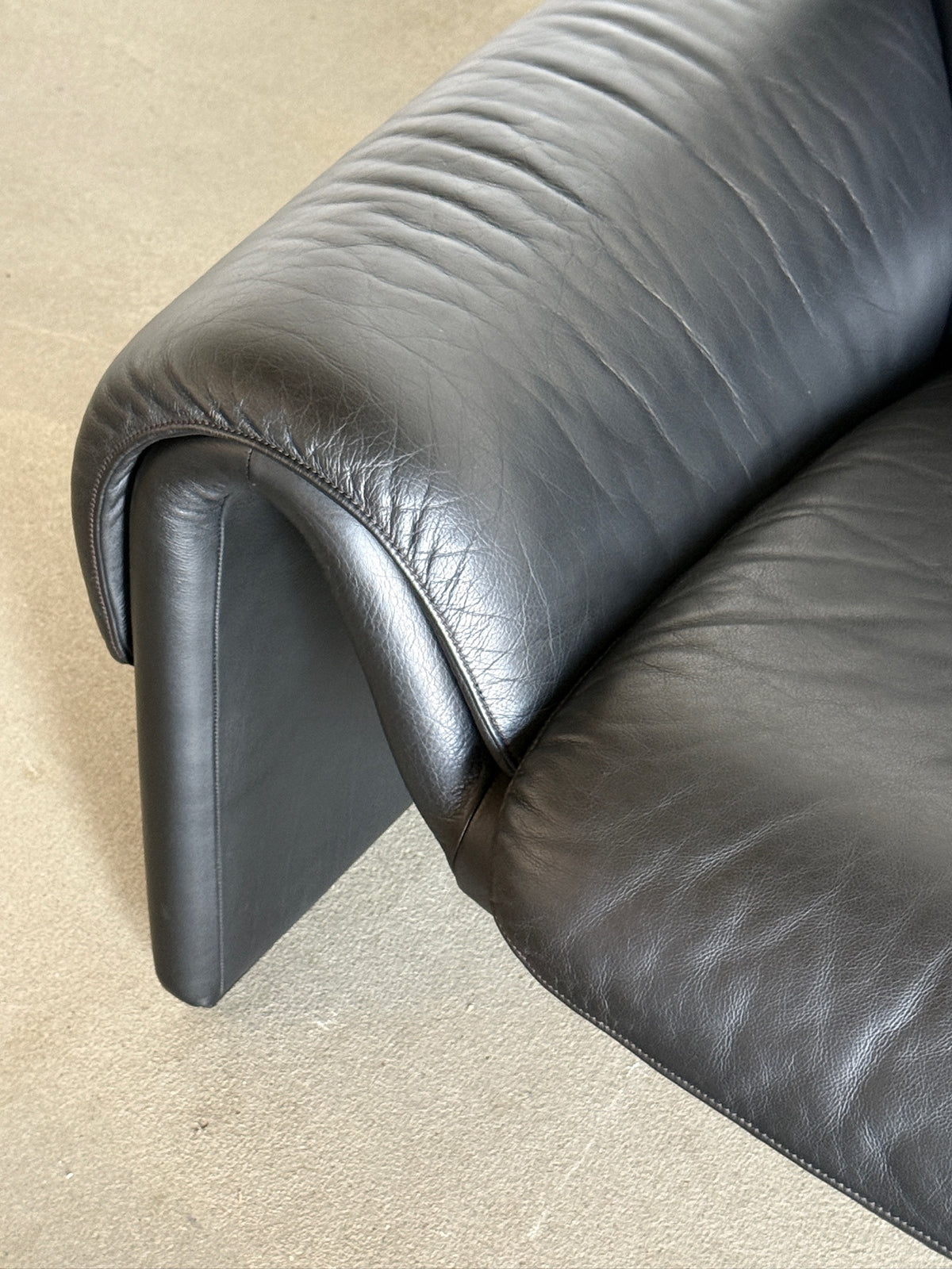 DS-2011 black leather sofa