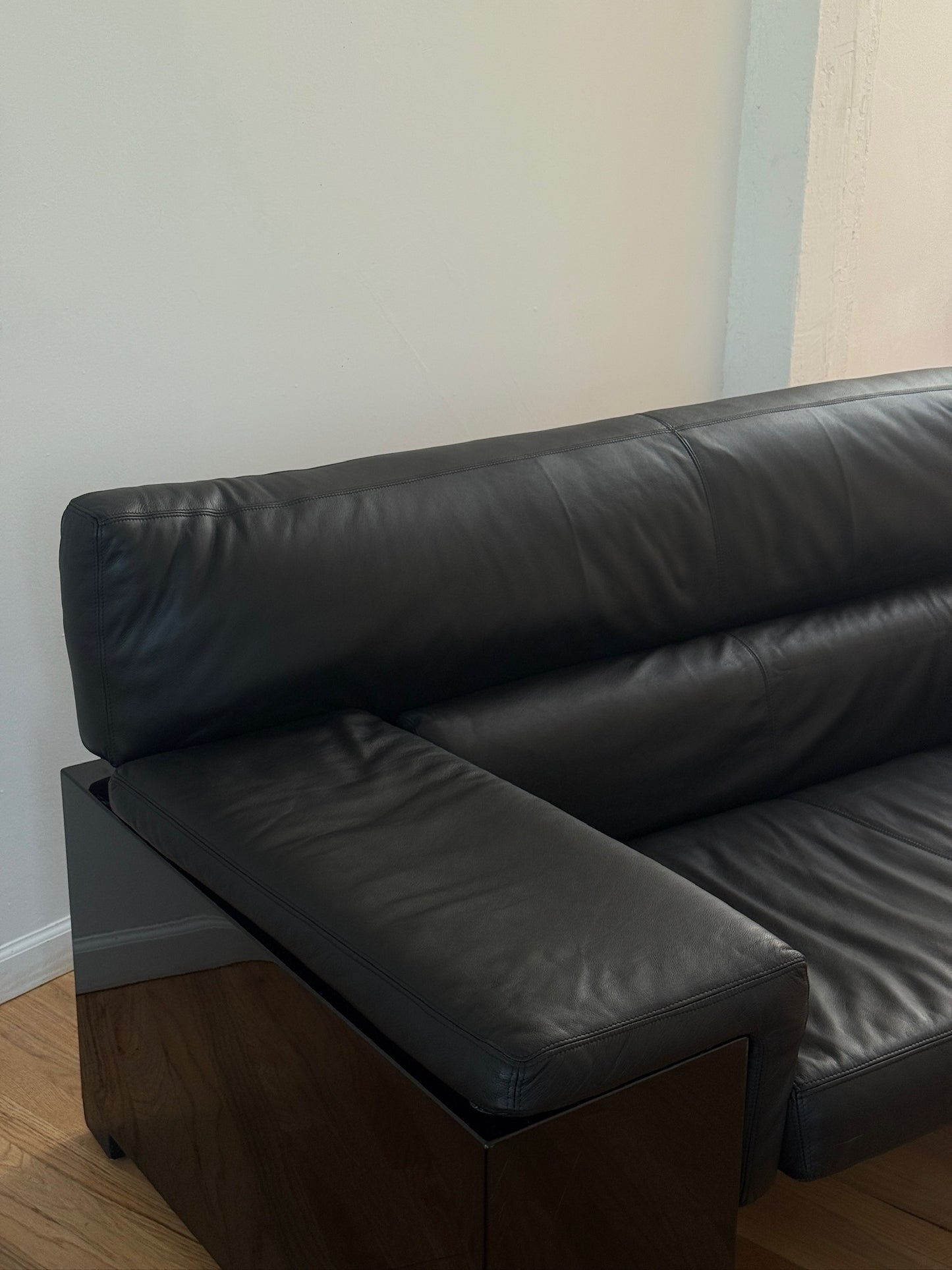 BRIGADIER black leather sofa