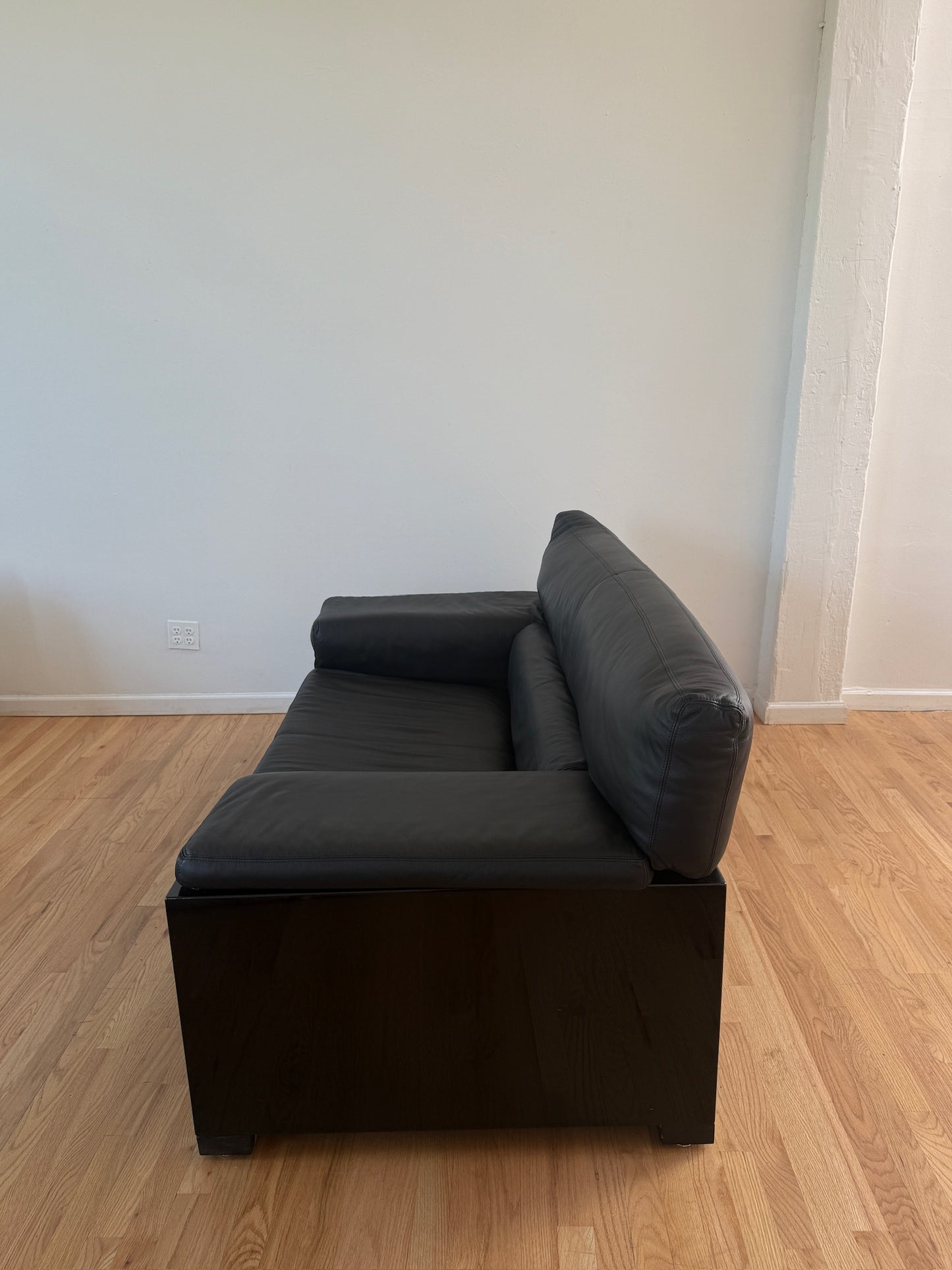 BRIGADIER black leather sofa