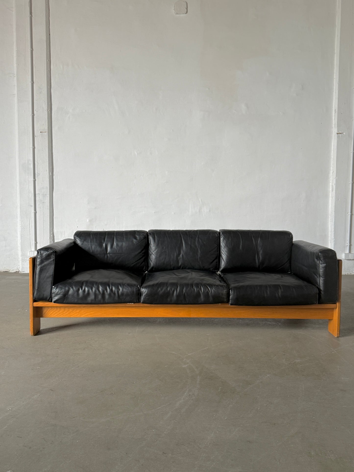 BASTIANO black leather sofa