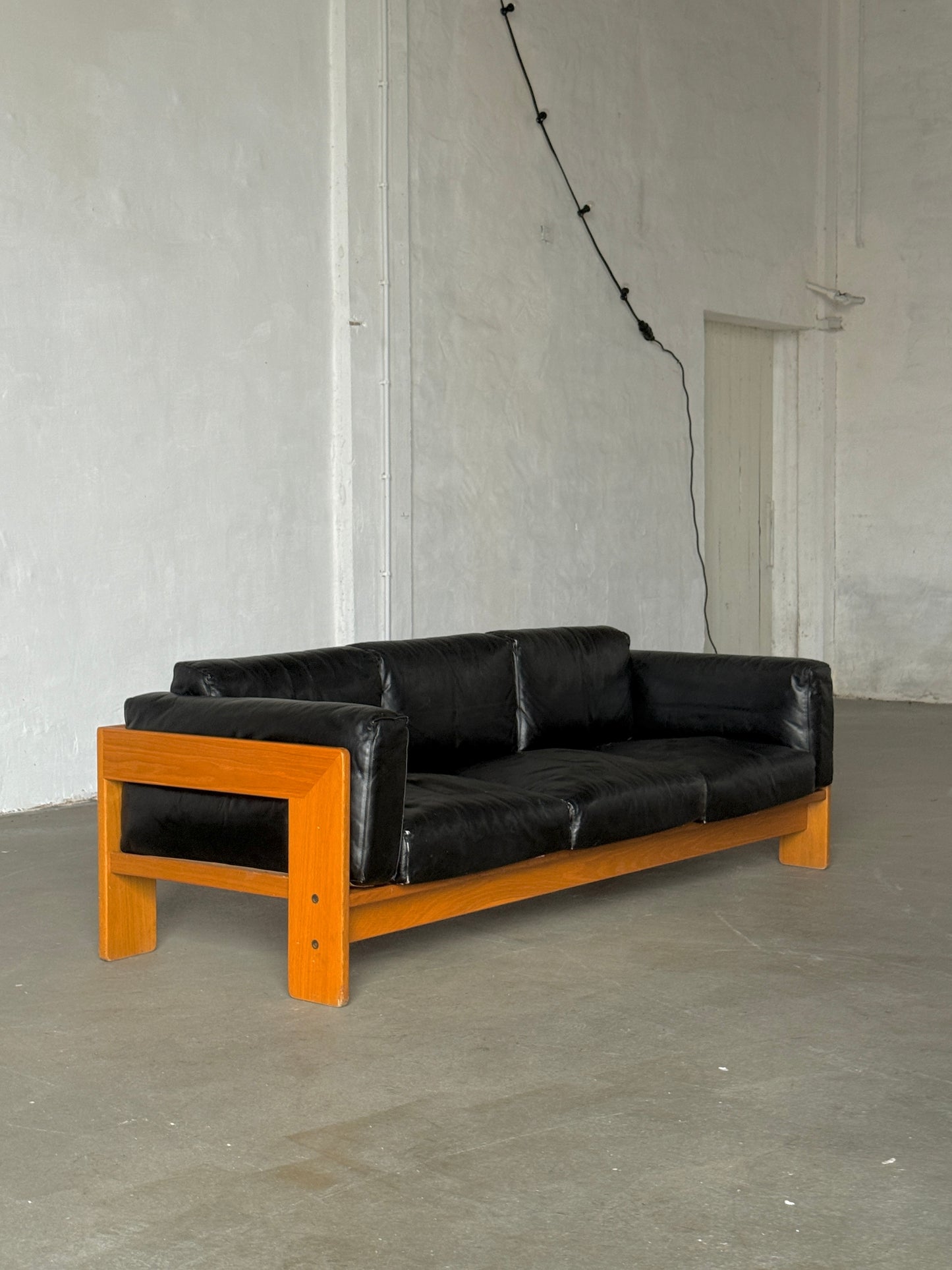 BASTIANO black leather sofa