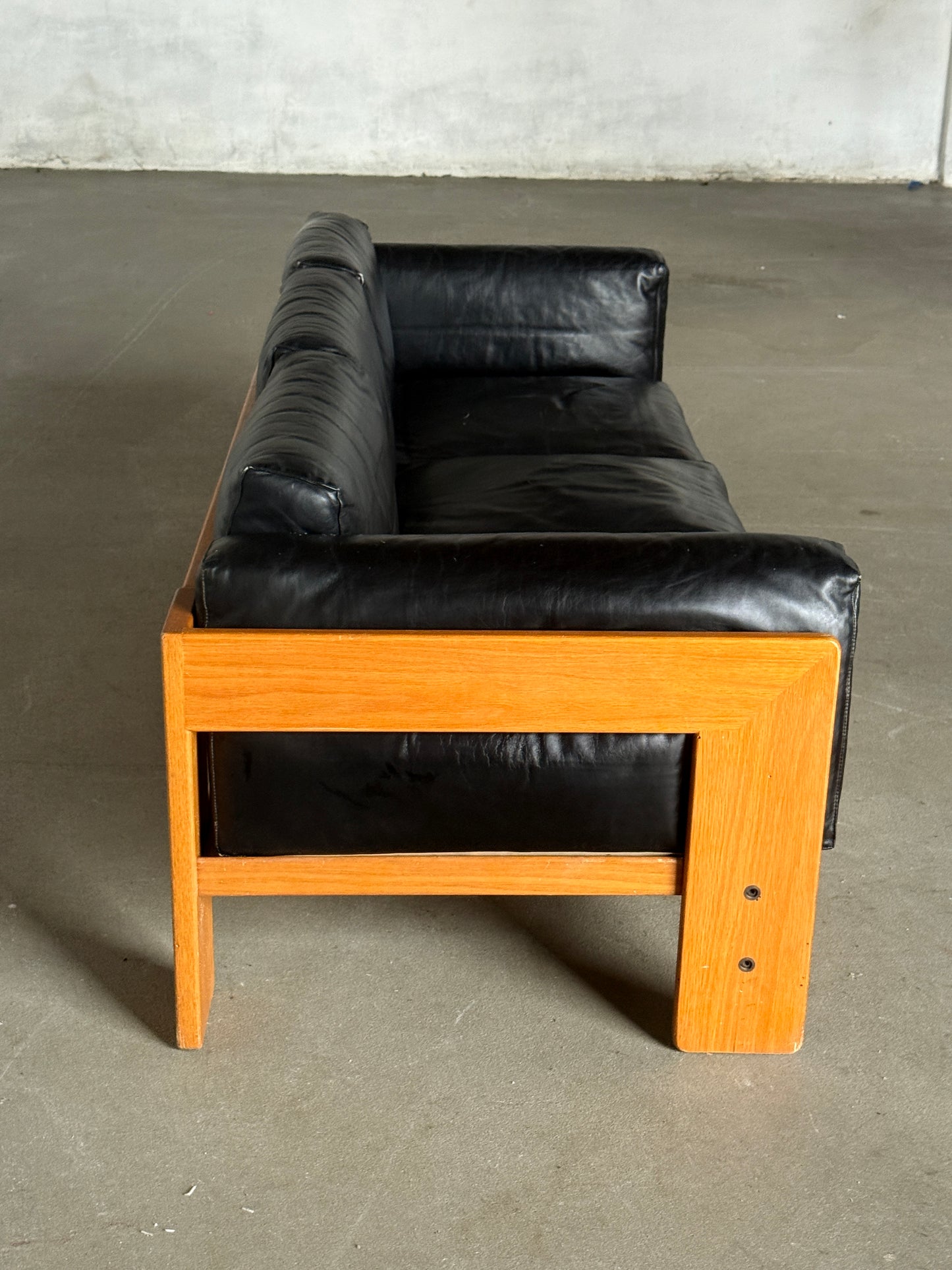 BASTIANO black leather sofa