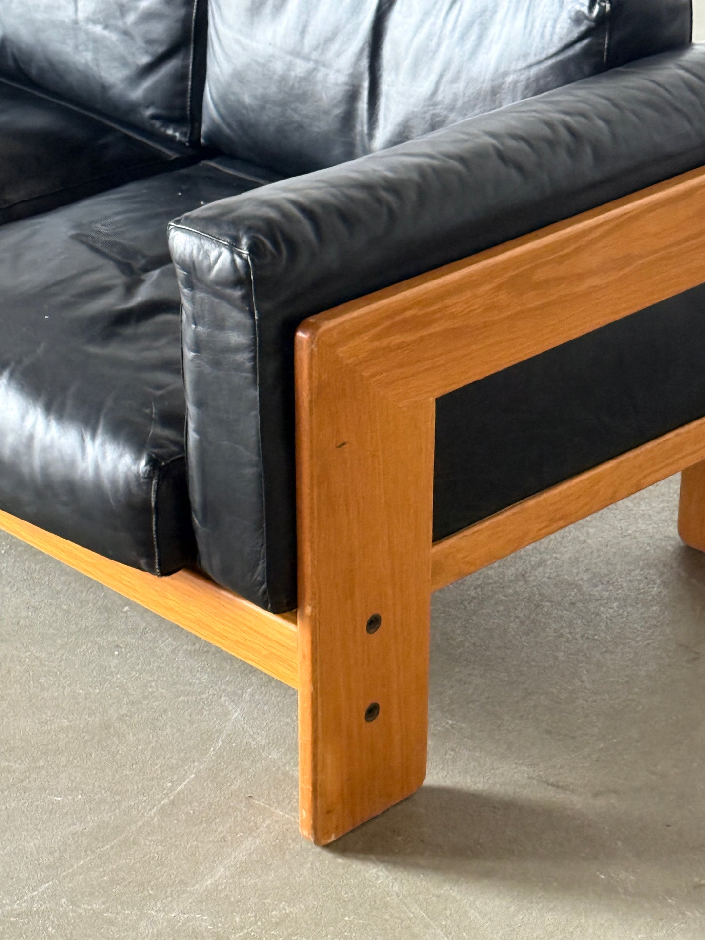 BASTIANO black leather sofa