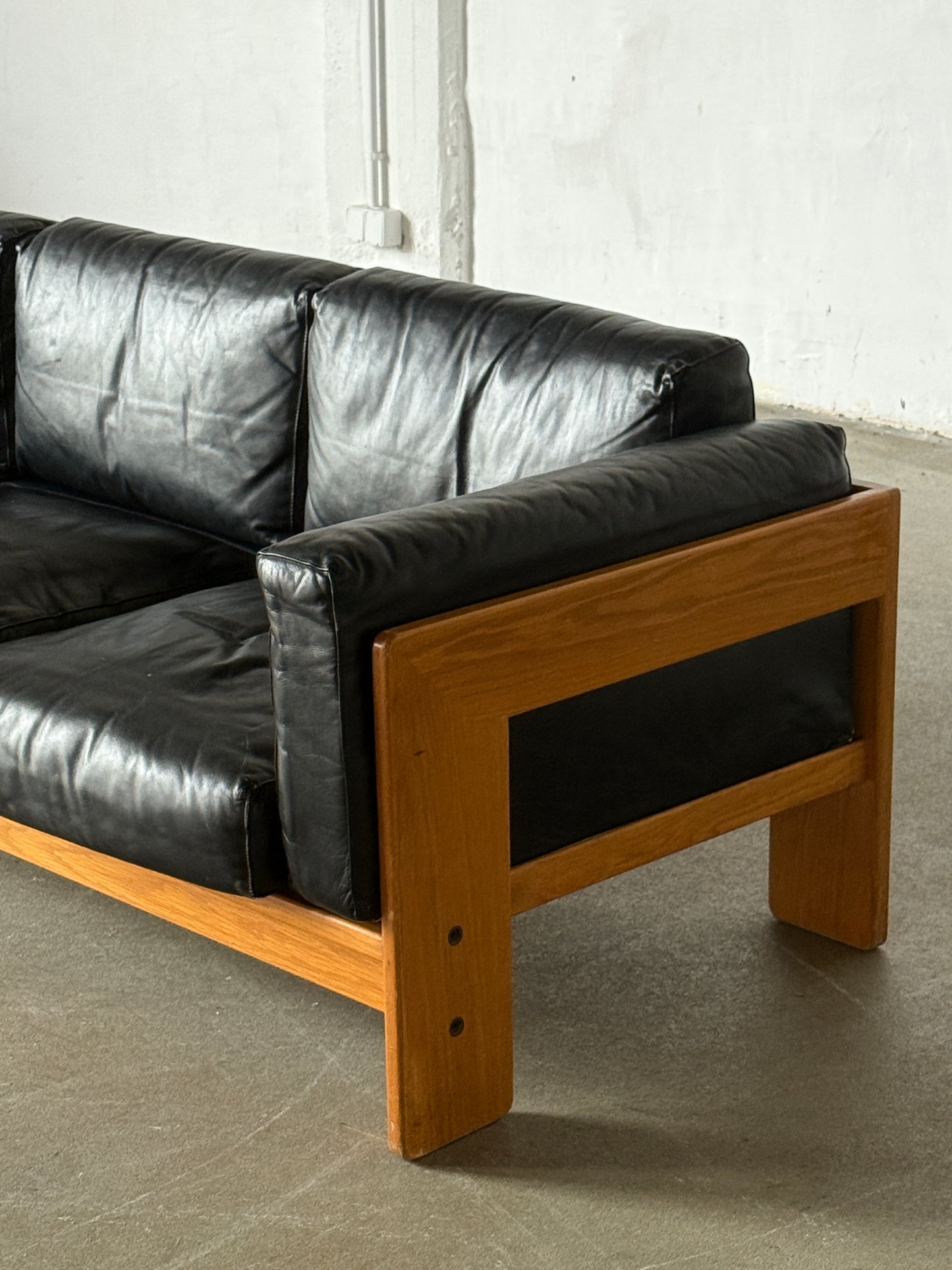 BASTIANO black leather sofa