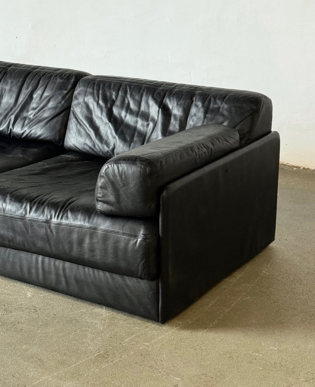 DS-76 black modular sofa