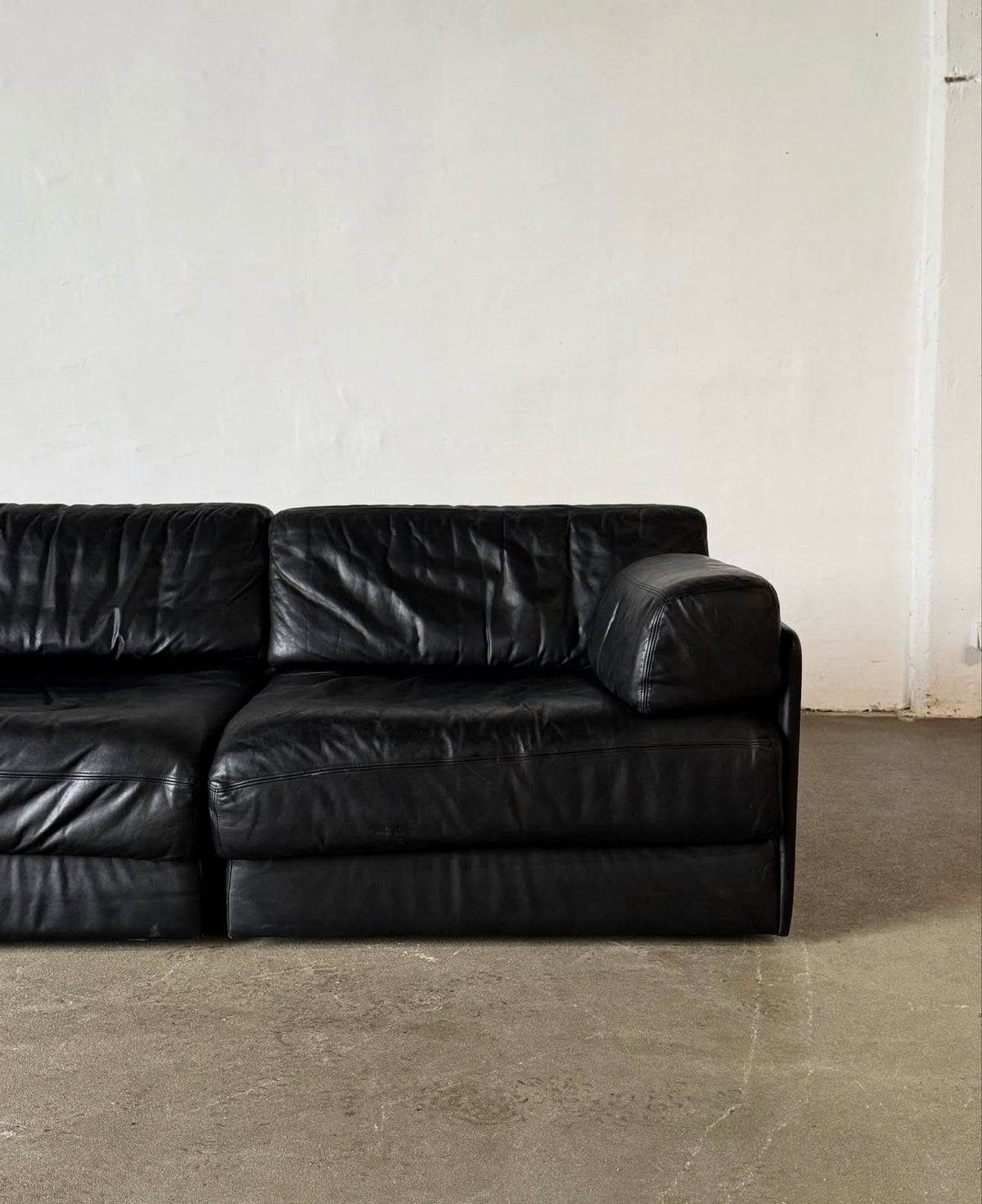 DS-76 black modular sofa