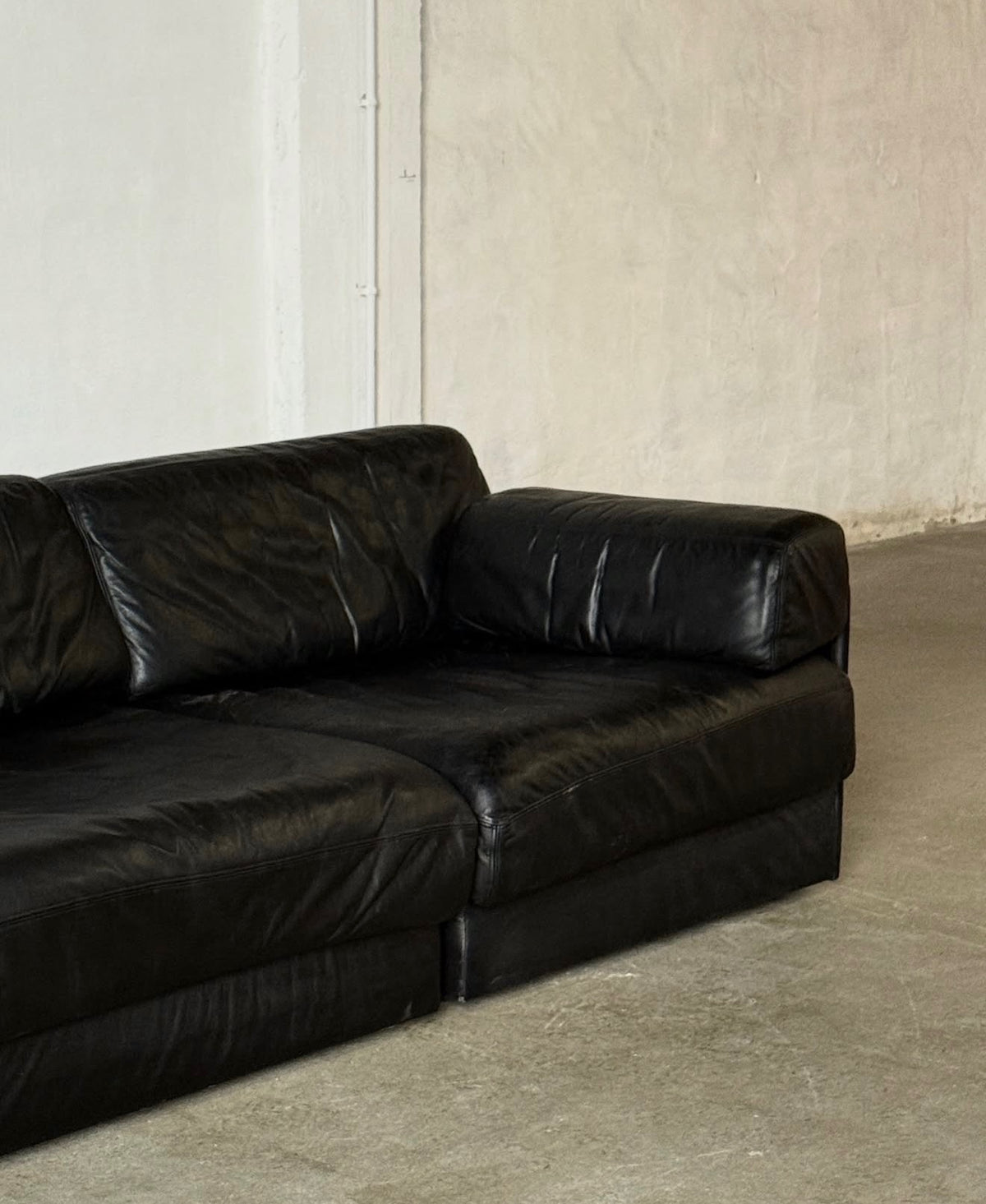 DS-76 black modular sofa