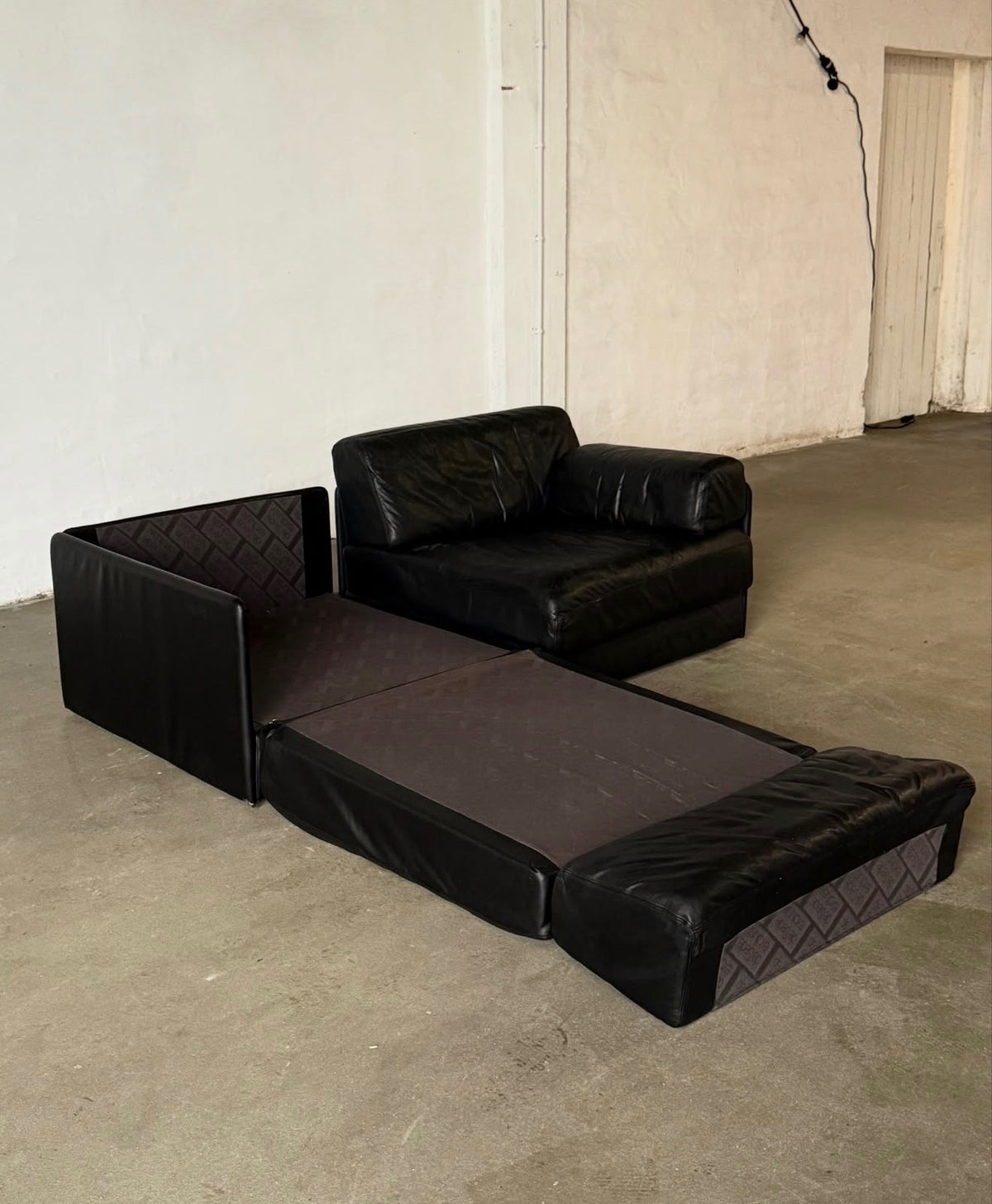 DS-76 black modular sofa