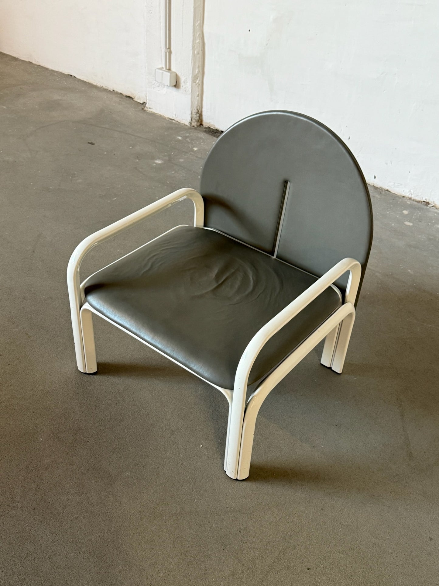 L54 monochrome Knoll armchair