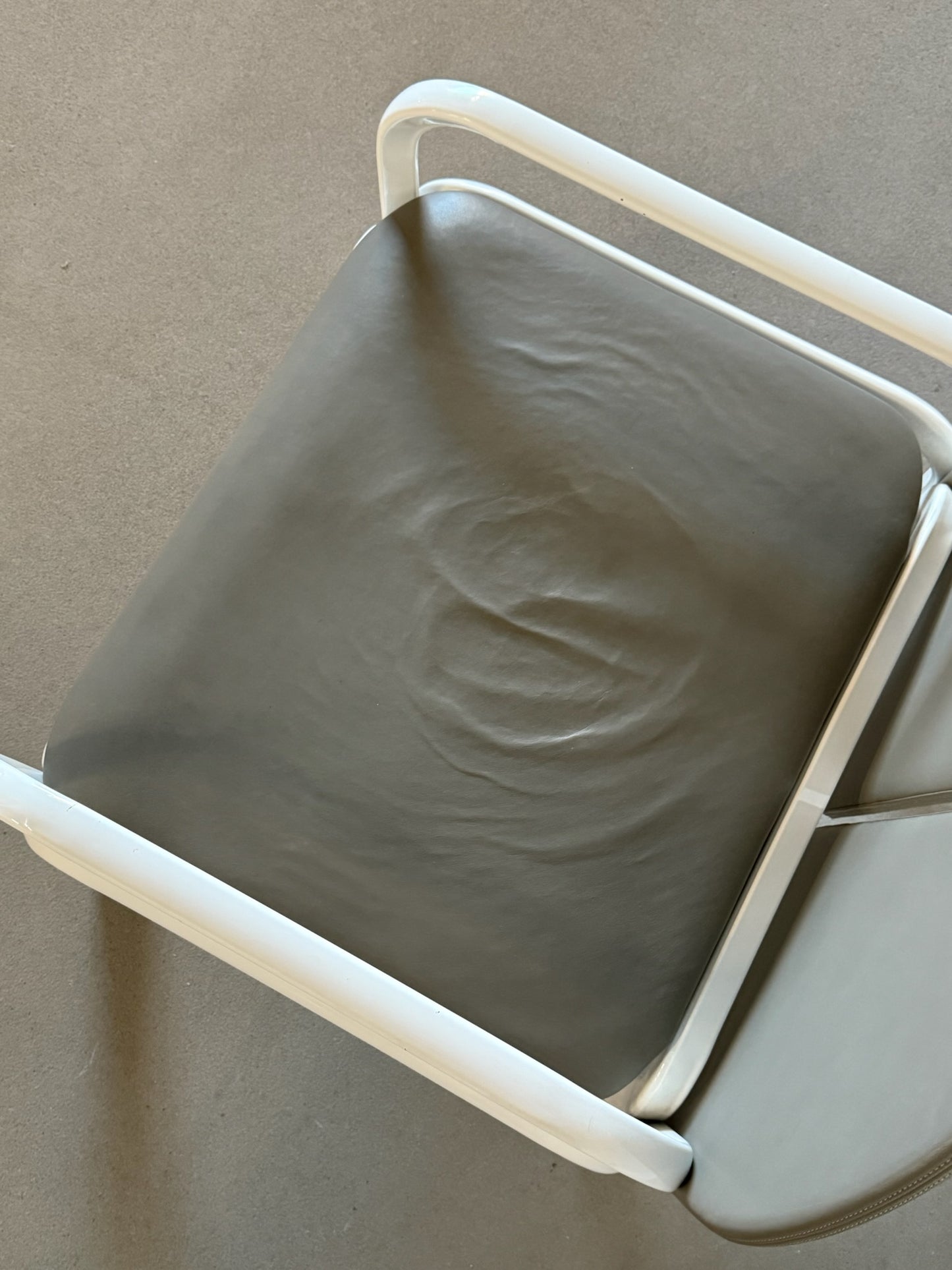 L54 monochrome Knoll armchair