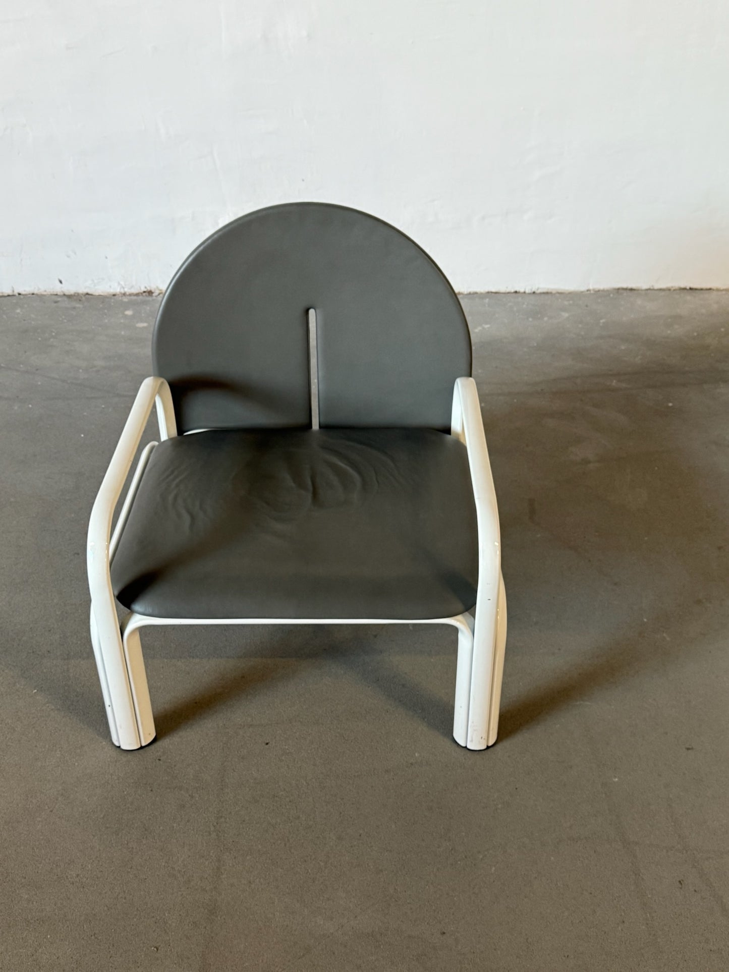 L54 monochrome Knoll armchair