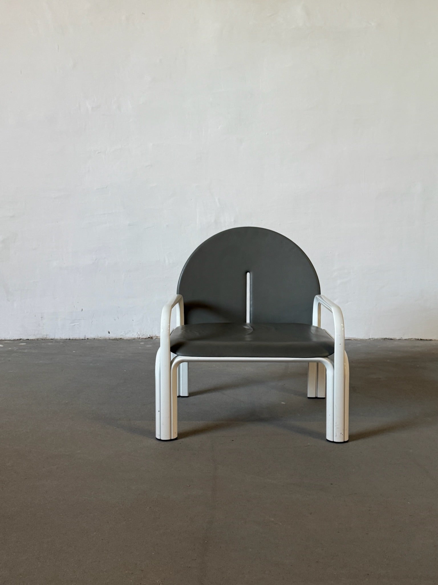 L54 monochrome Knoll armchair