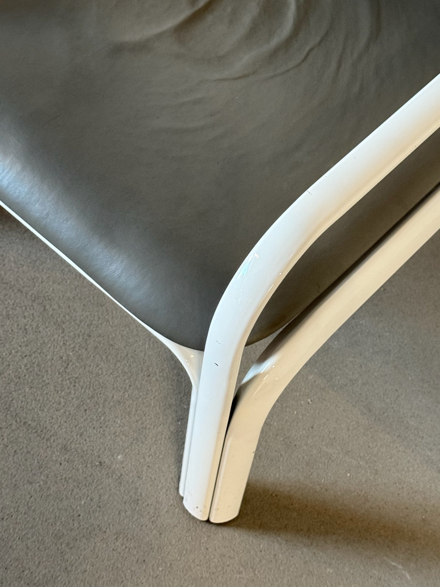 L54 monochrome Knoll armchair