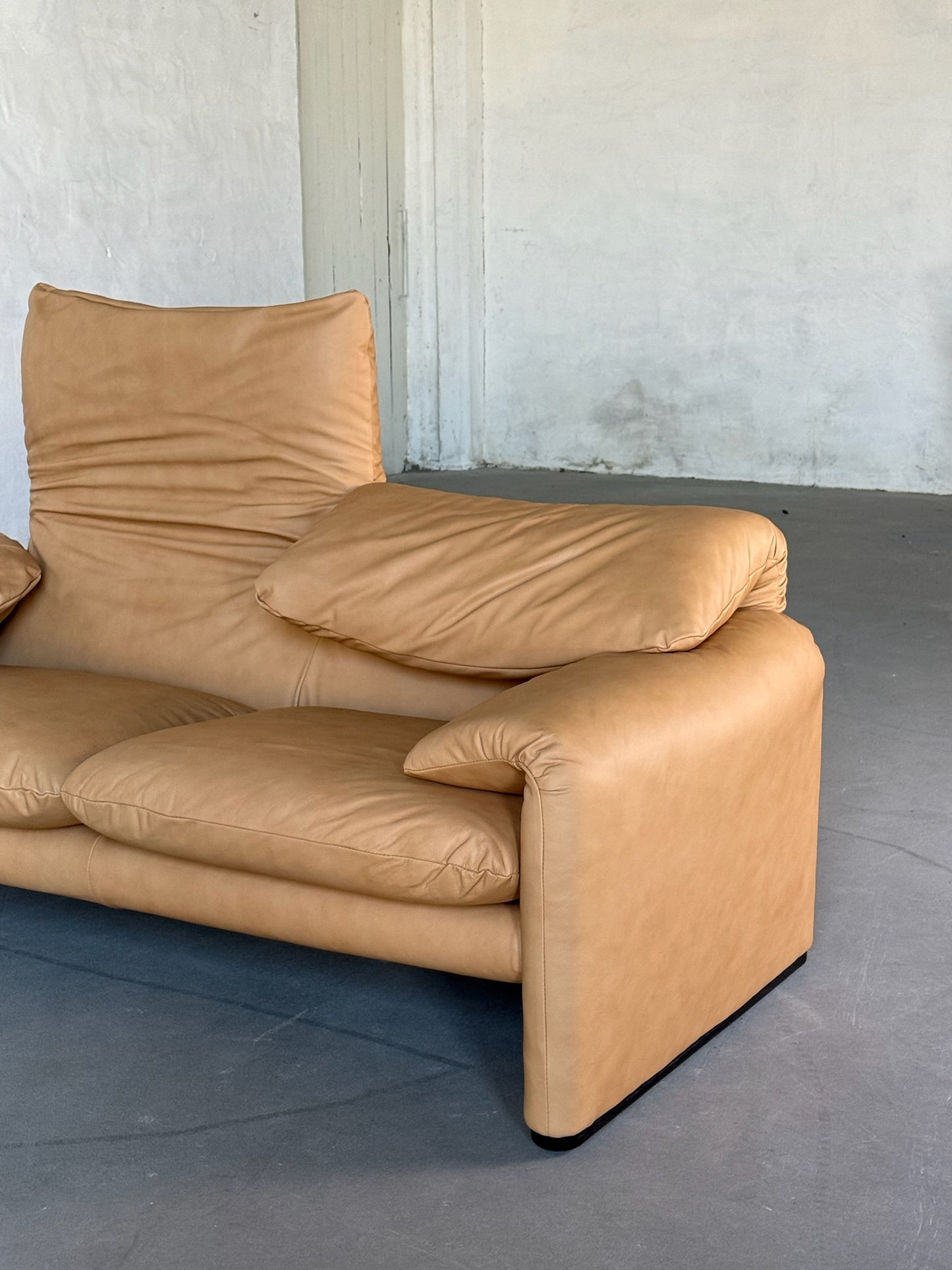 MARALUNGA desert sand sofa